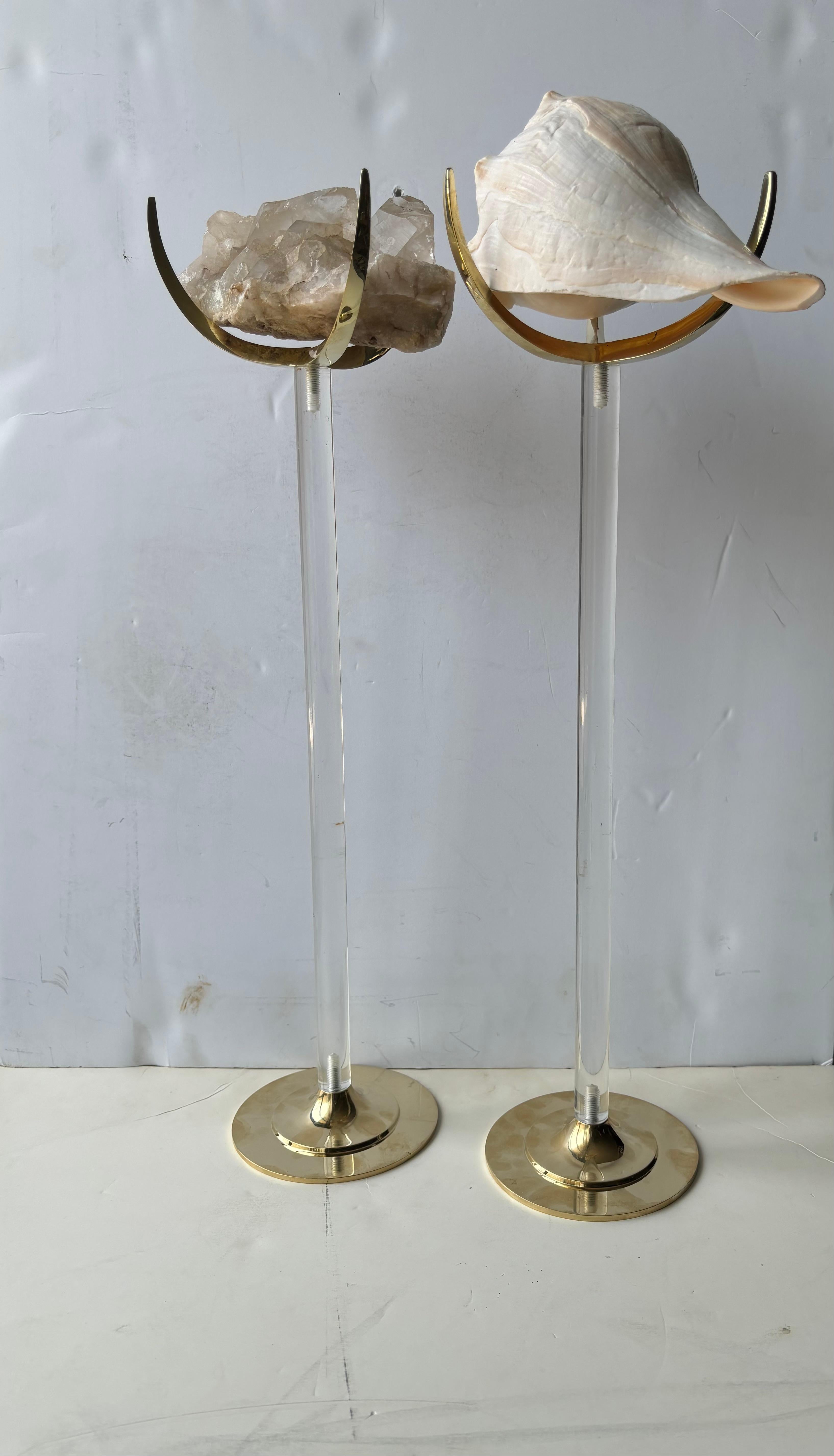Postmoderno Arthur Court raro  coppia di portaoggetti in ottone e lucite con campioni . in vendita