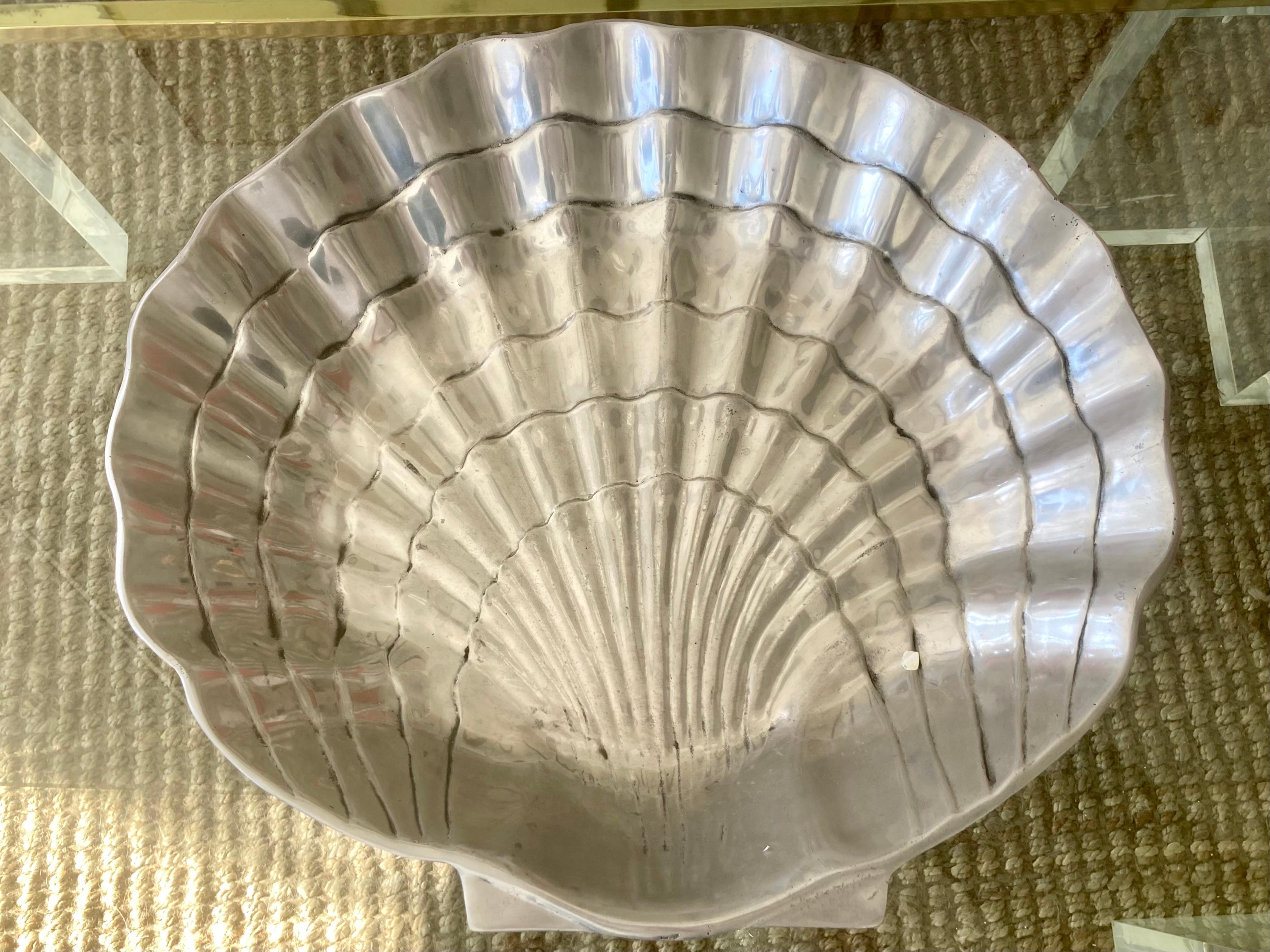 Grand bol en coquillage de style Arthur Court. Les détails de la fonte d'aluminium sont magnifiques. Ajoutez un peu de style Boho Chic à votre maison ou à votre projet de design. Nous disposons d'un deuxième bol disponible, alors collectionnez les