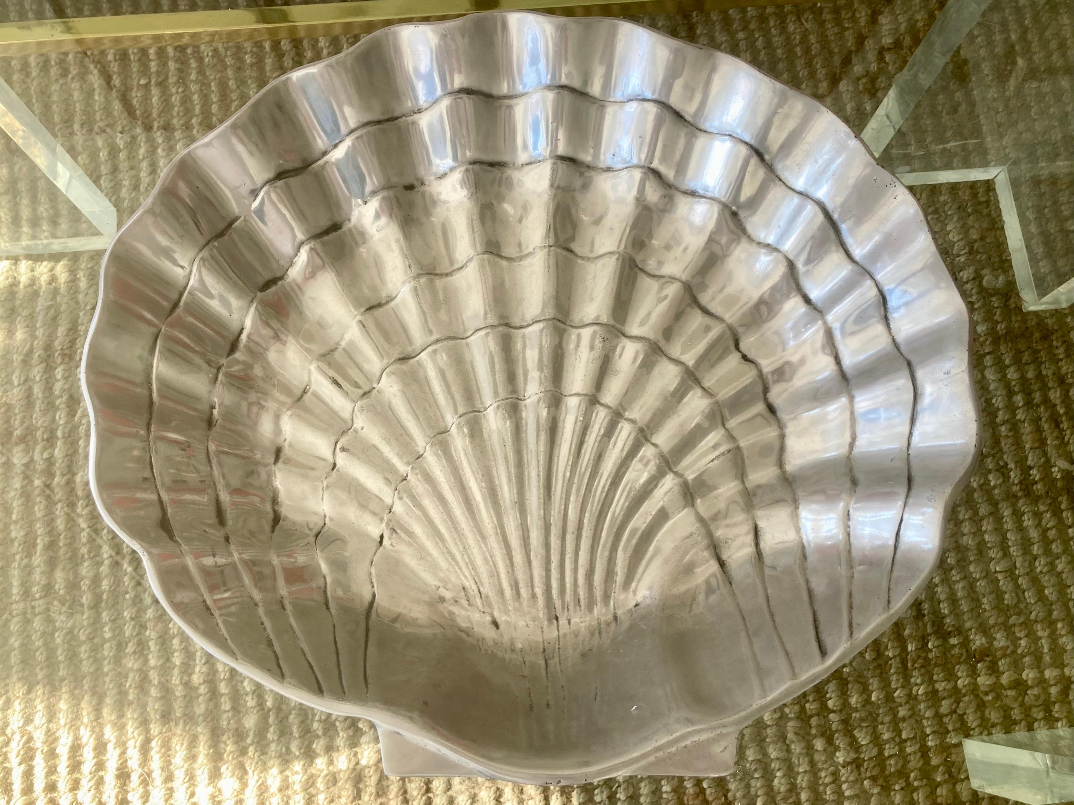 Magnifique bol à coquille de style Arthur Court en fonte d'aluminium. Ajoutez un peu de style Boho Chic à votre maison ou à votre projet de design. Nous avons un deuxième exemplaire disponible, alors collectionnez les deux.