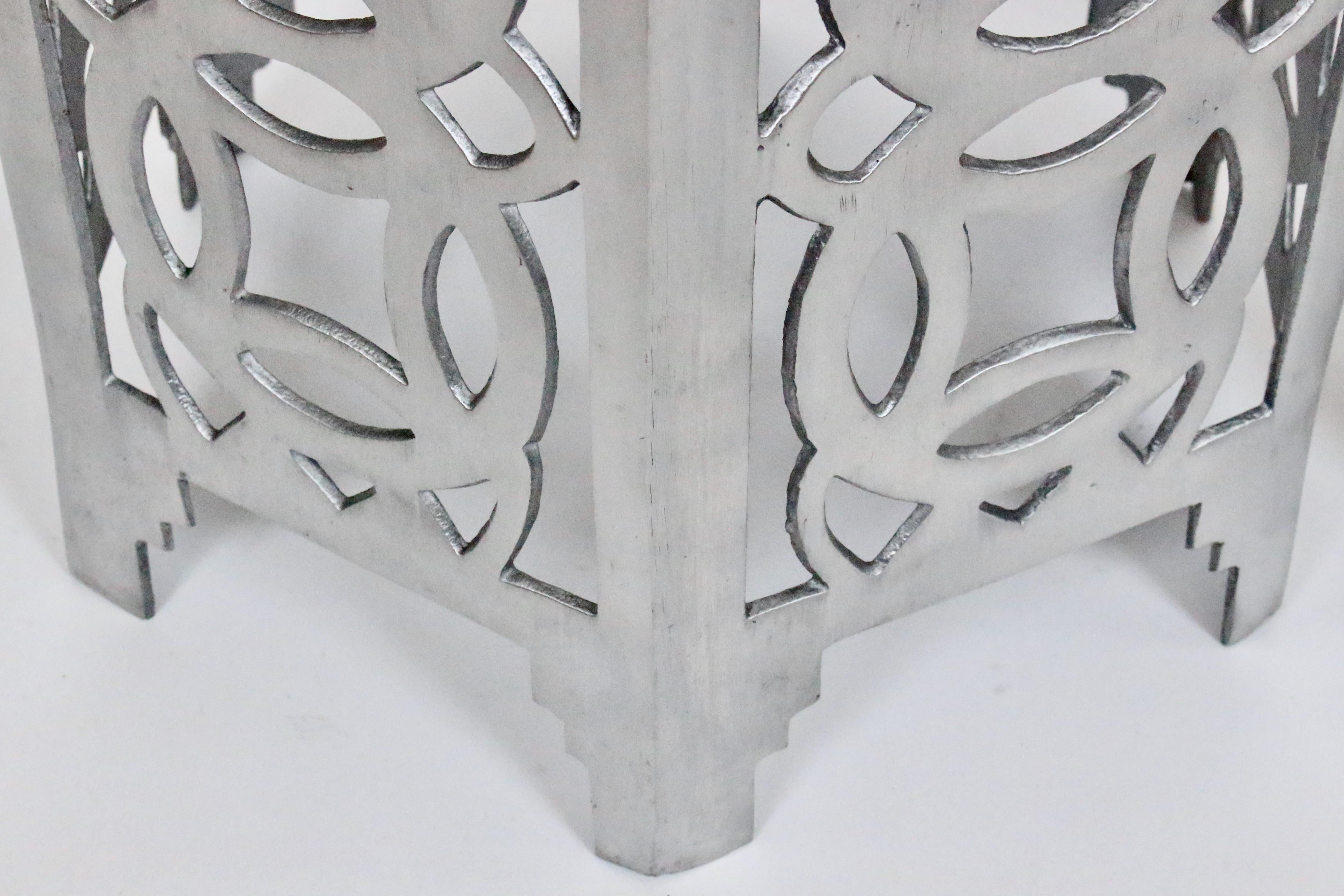 Table d'appoint hexagonale à pièce de monnaie chinoise en aluminium poli, style Arthur Court 2