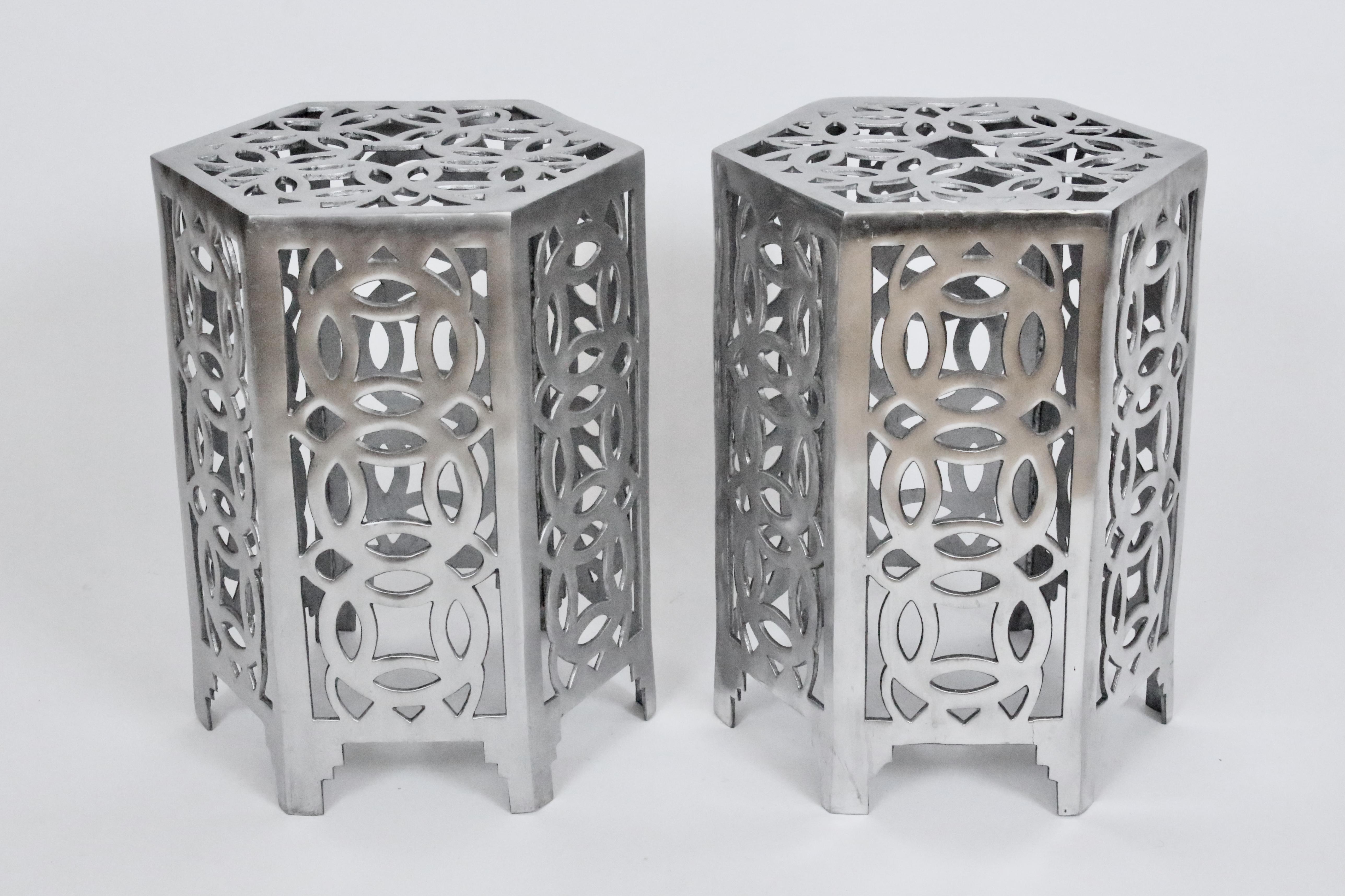 Table d'appoint hexagonale à pièce de monnaie chinoise en aluminium poli, style Arthur Court 4