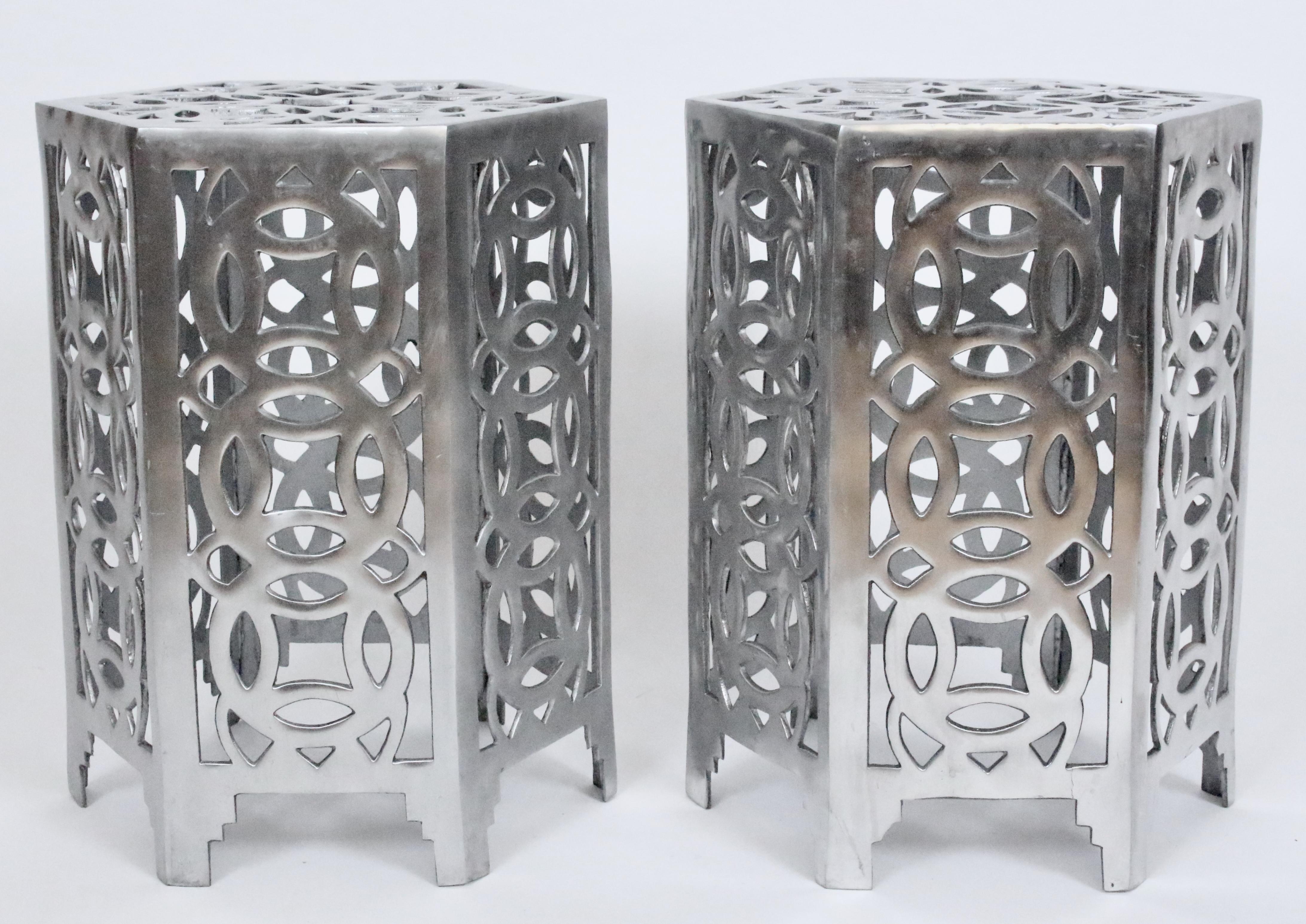Table d'appoint hexagonale à pièce de monnaie chinoise en aluminium poli, style Arthur Court 5