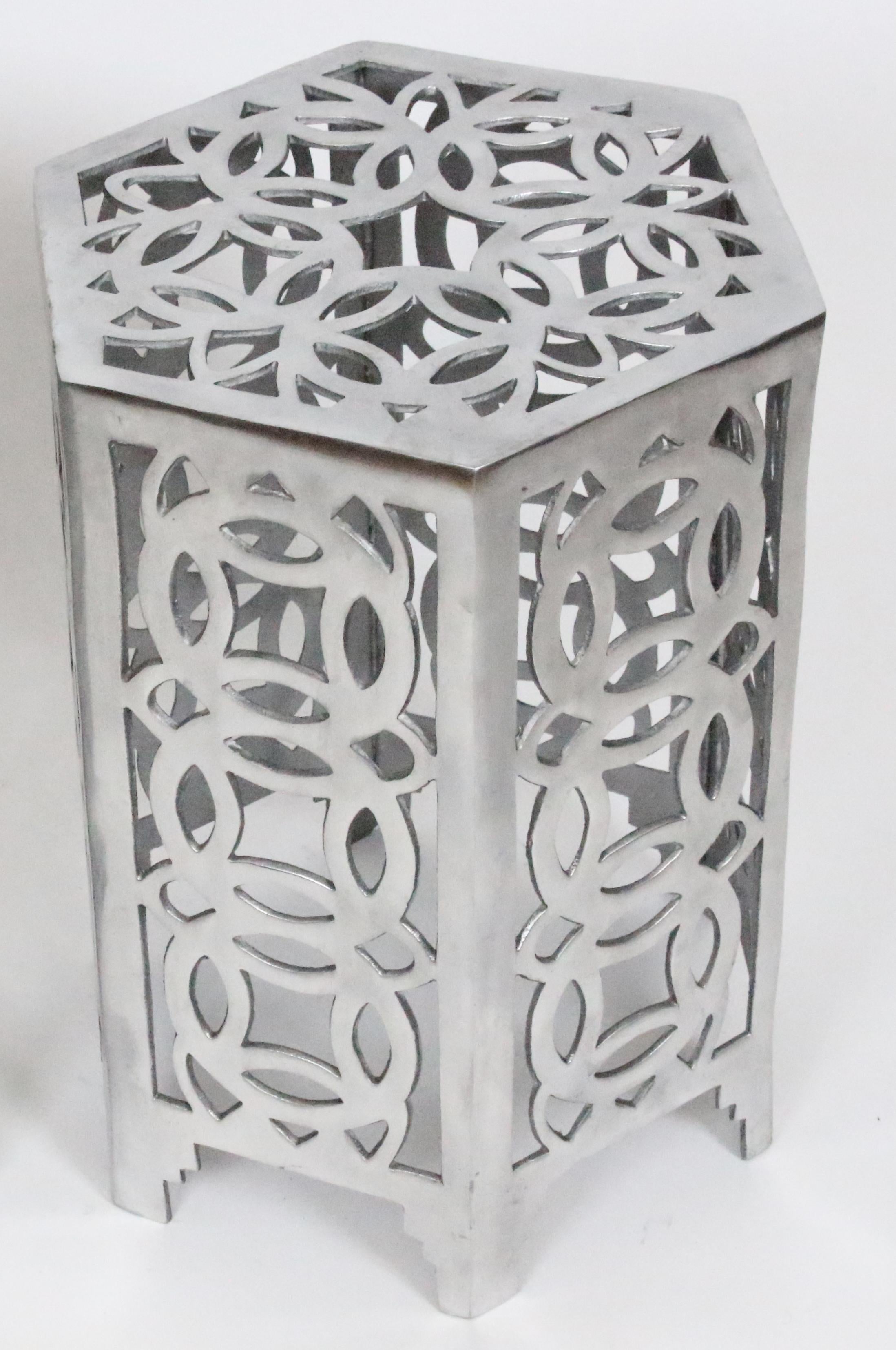 Table d'appoint hexagonale à pièce de monnaie chinoise en aluminium poli, style Arthur Court 8