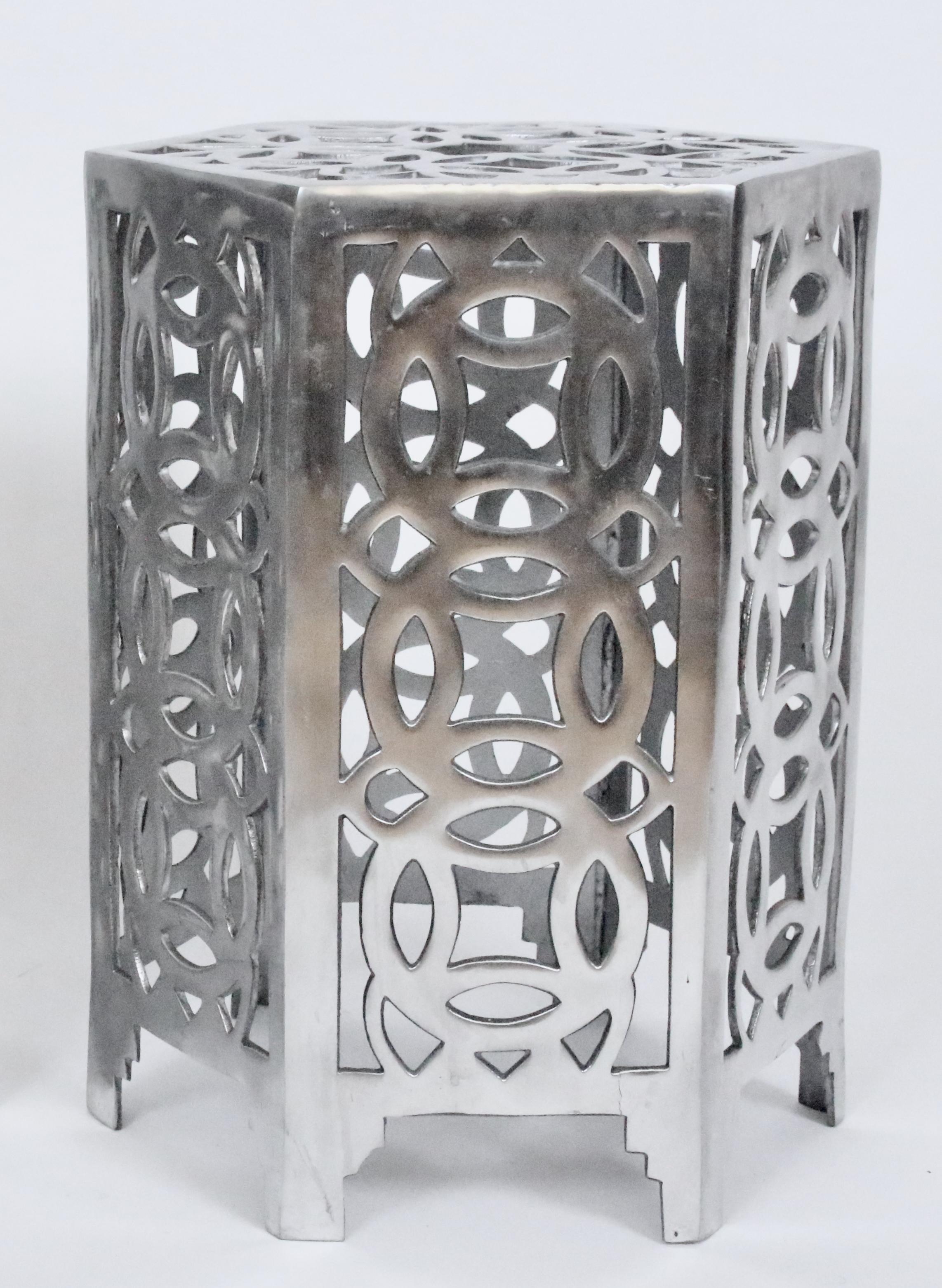 Table d'appoint à pièces de monnaie chinoises en aluminium moulé de style Arthur Court. Table d'appoint. Table basse. Table de jardin d'hiver. Table de nuit. Tabouret. Support de plantes. Piédestal. Ce modèle est composé d'aluminium moulé poli à six