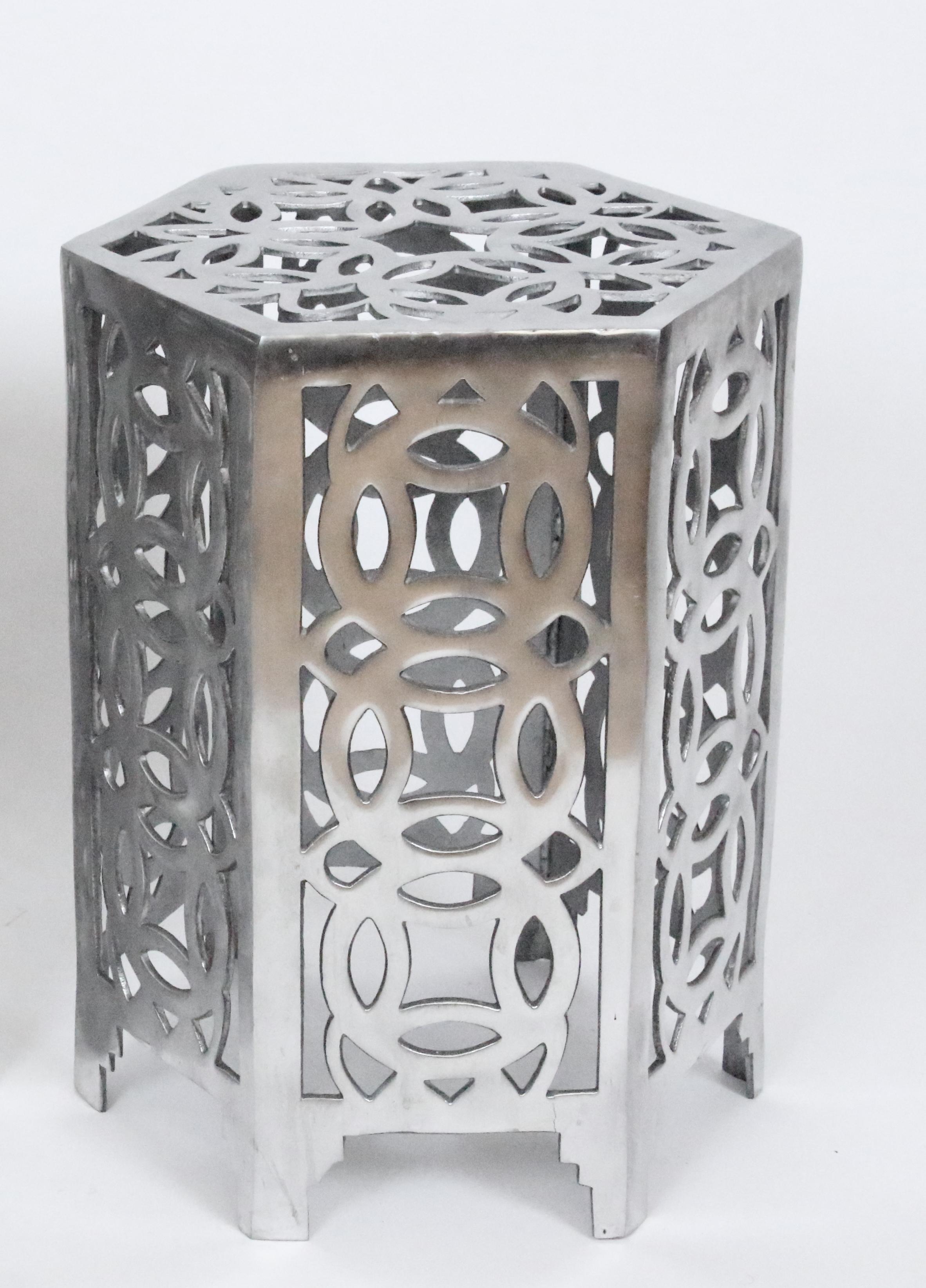 Moderne Table d'appoint hexagonale à pièce de monnaie chinoise en aluminium poli, style Arthur Court
