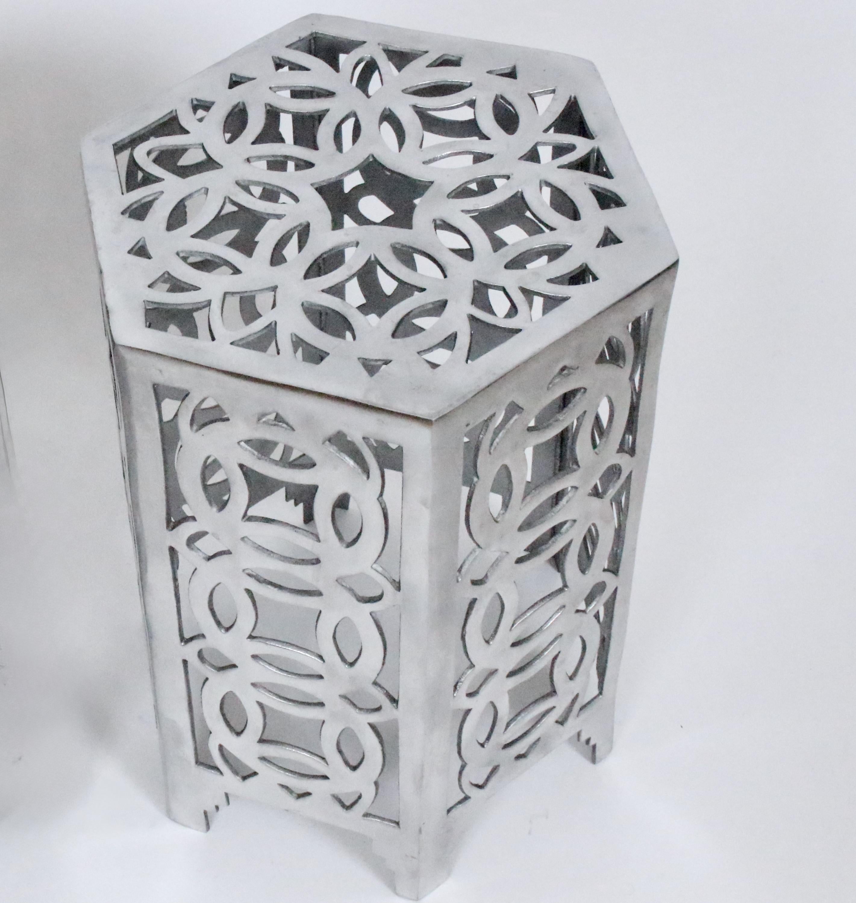 Américain Table d'appoint hexagonale à pièce de monnaie chinoise en aluminium poli, style Arthur Court