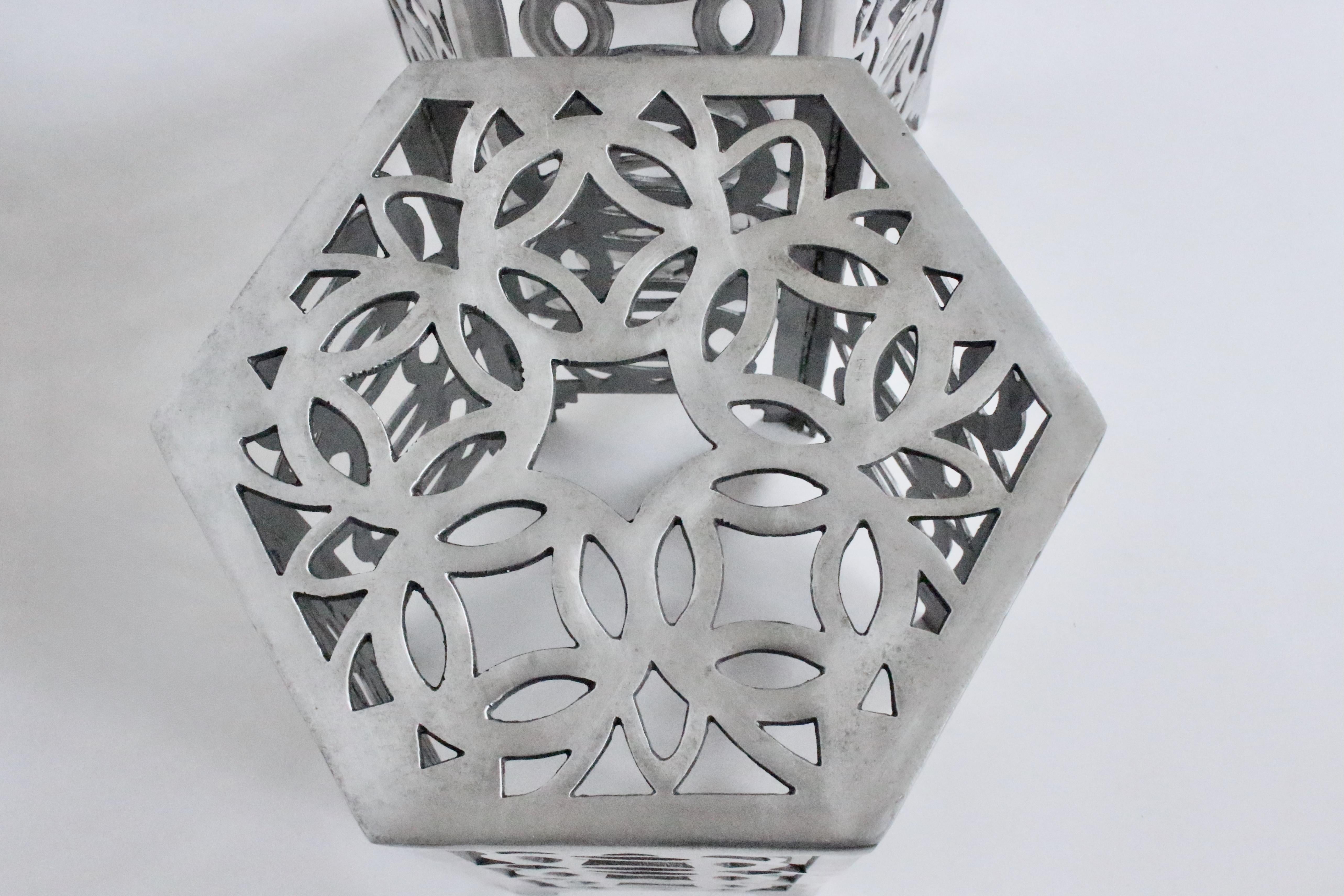 Moulage Table d'appoint hexagonale à pièce de monnaie chinoise en aluminium poli, style Arthur Court