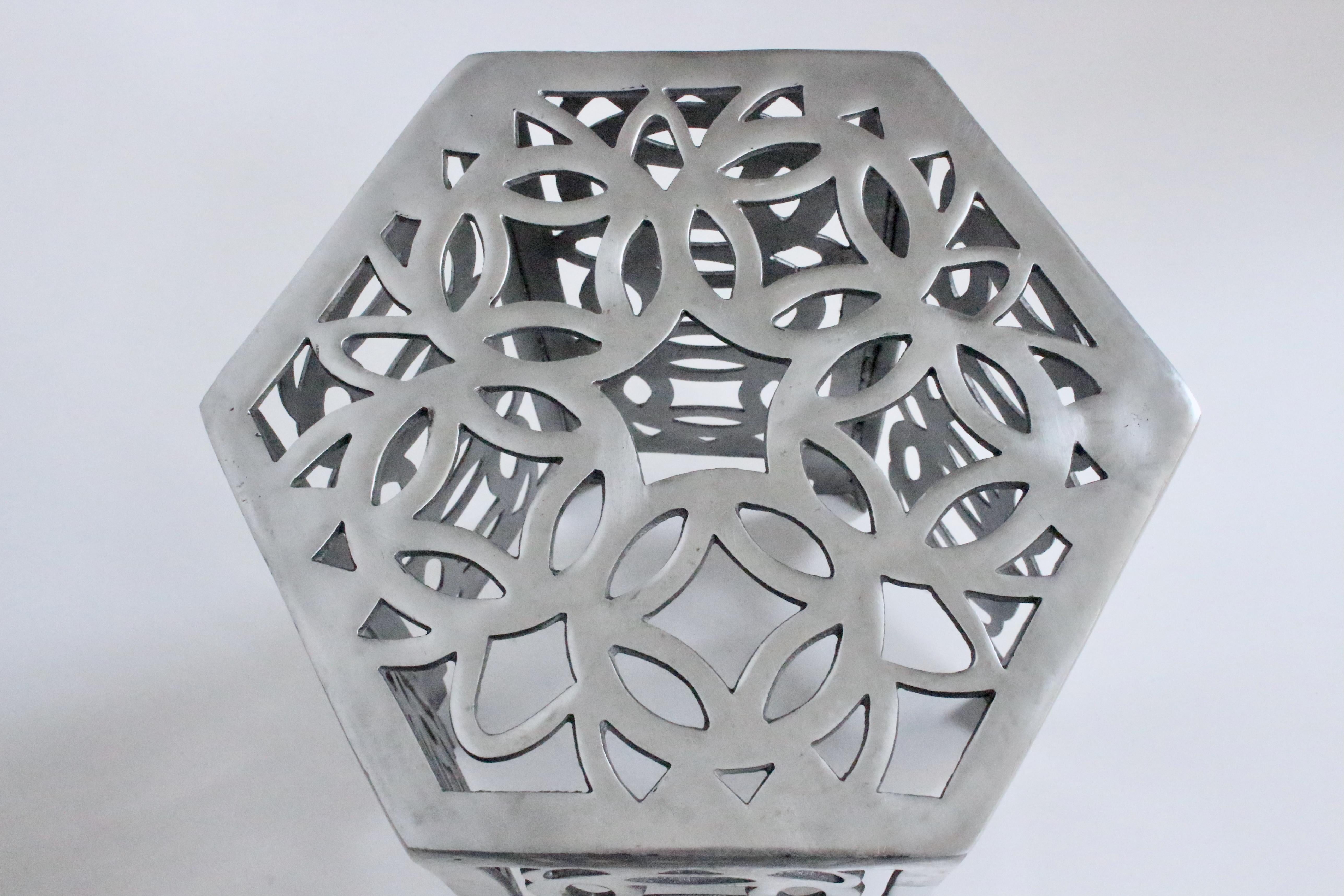 Table d'appoint hexagonale à pièce de monnaie chinoise en aluminium poli, style Arthur Court Bon état à Bainbridge, NY