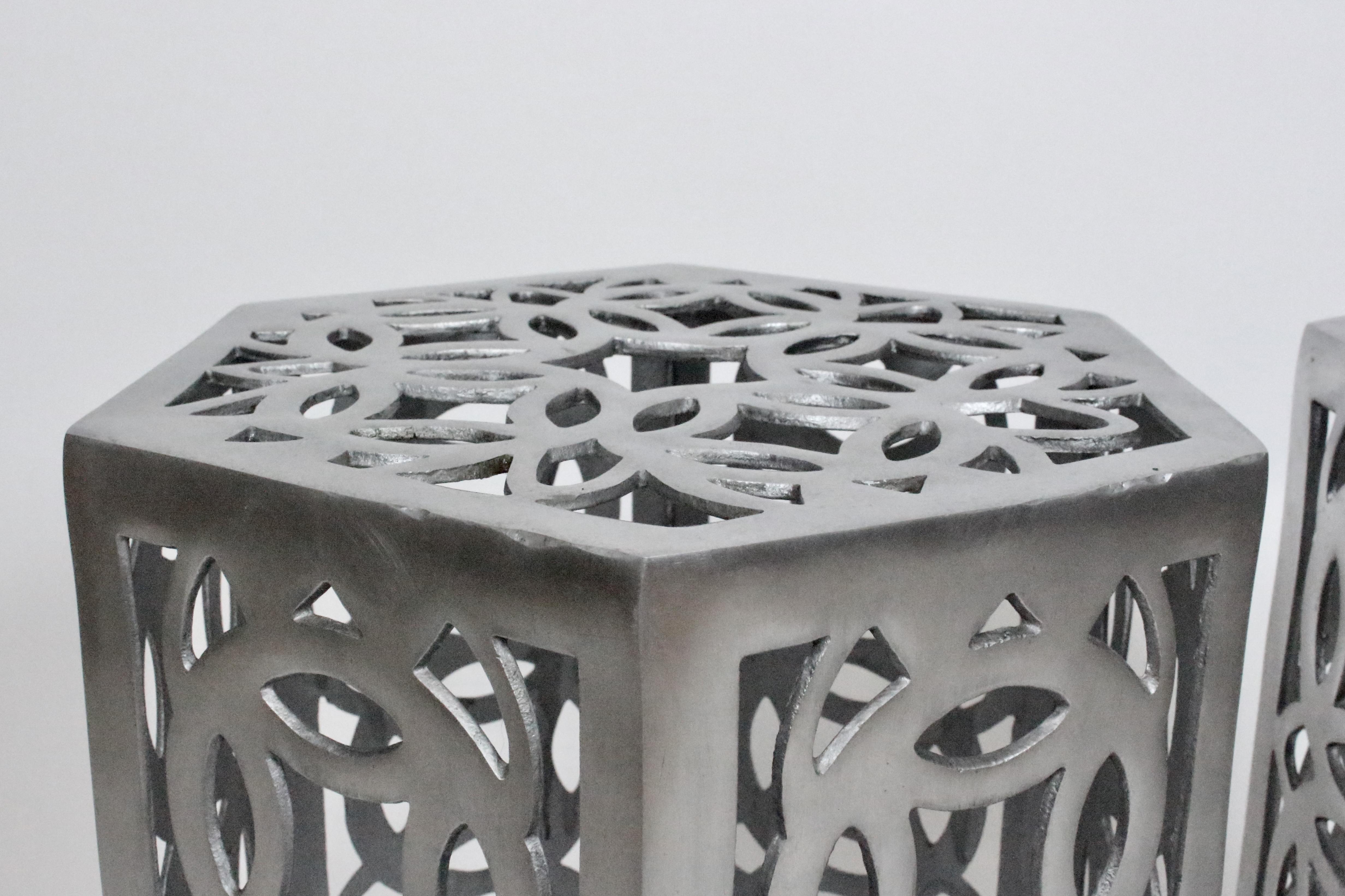 Fin du 20e siècle Table d'appoint hexagonale à pièce de monnaie chinoise en aluminium poli, style Arthur Court