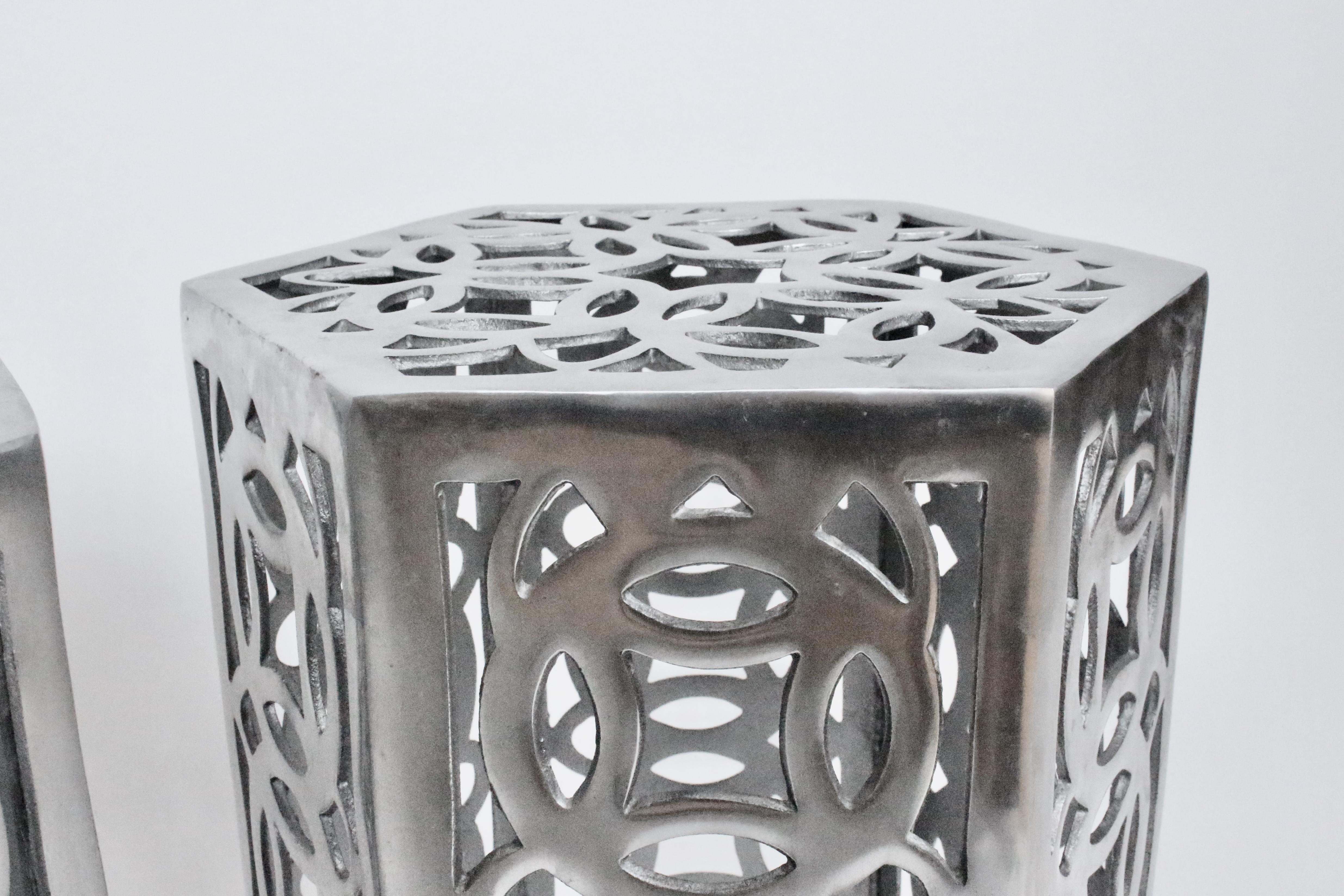 Aluminium Table d'appoint hexagonale à pièce de monnaie chinoise en aluminium poli, style Arthur Court