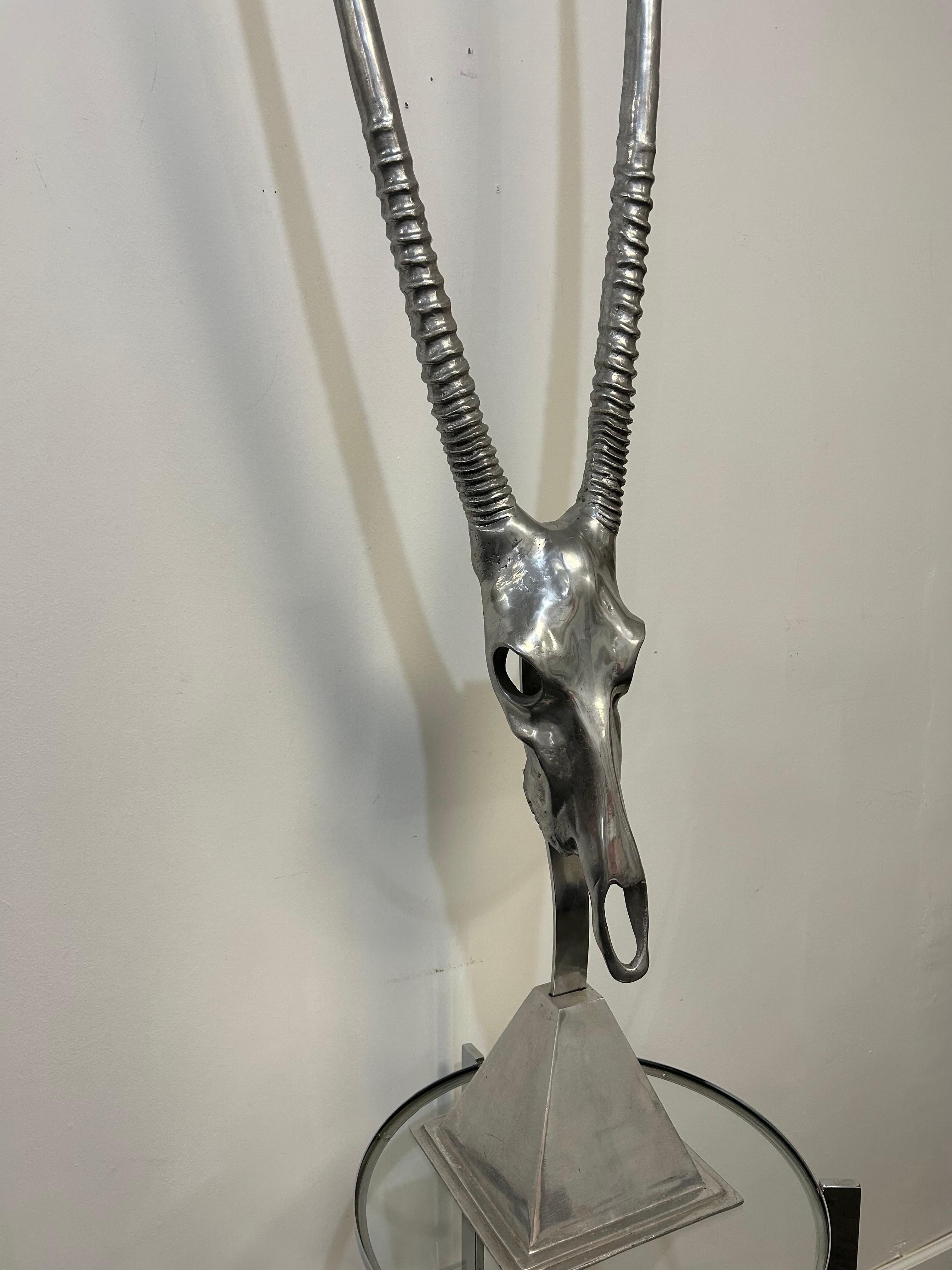 Eine Aluminiumskulptur aus den 1980er Jahren, die einen Gazellenkopf mit Hörnern darstellt... Sehr gut ausgeführt und in sehr gutem Zustand... Eine dramatische Skulptur mit auffälligem Design...