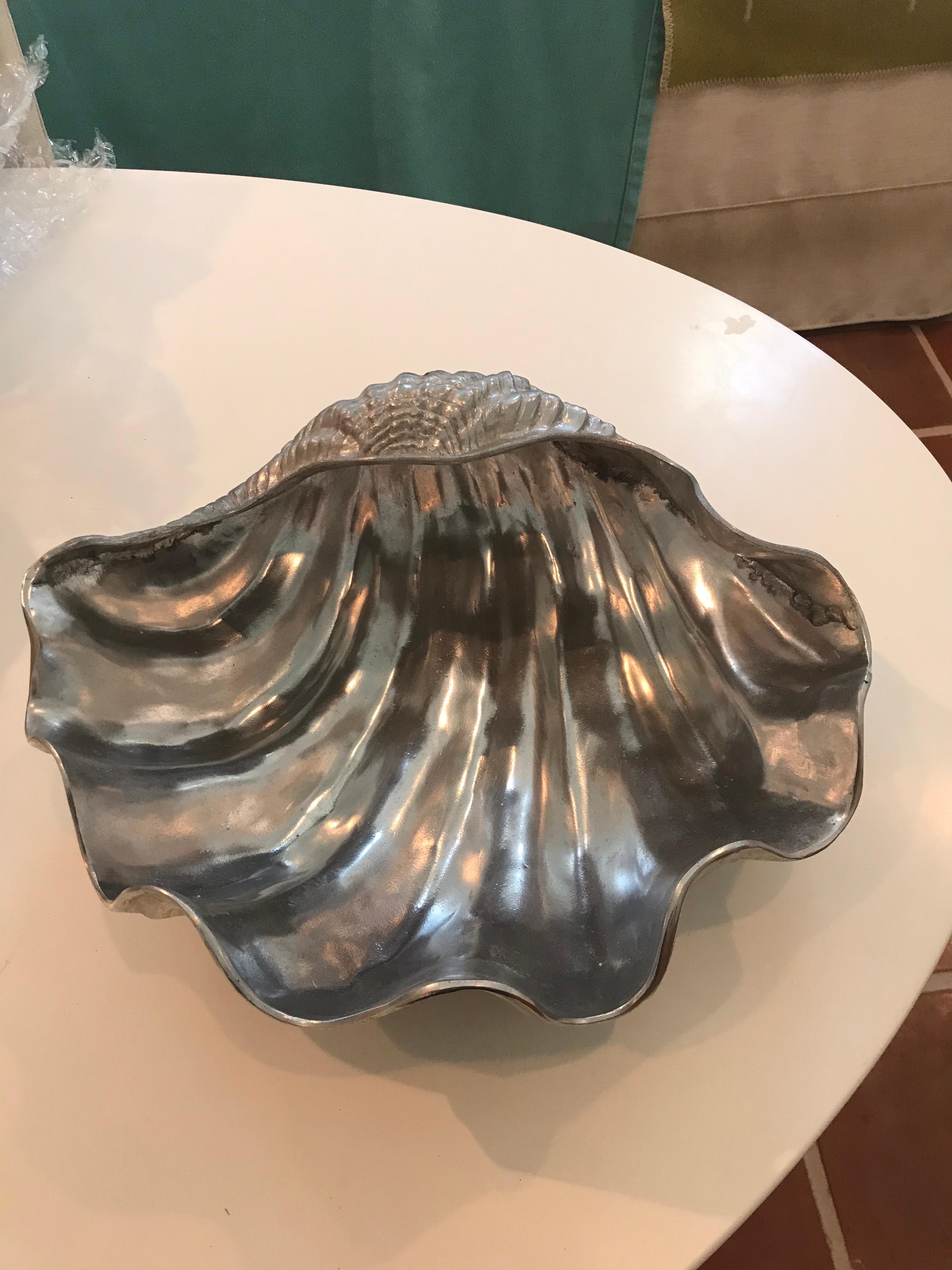 This is a 1988 Arthur Court clam shell it is made out of aluminum and is used as decorative or a serving piece.