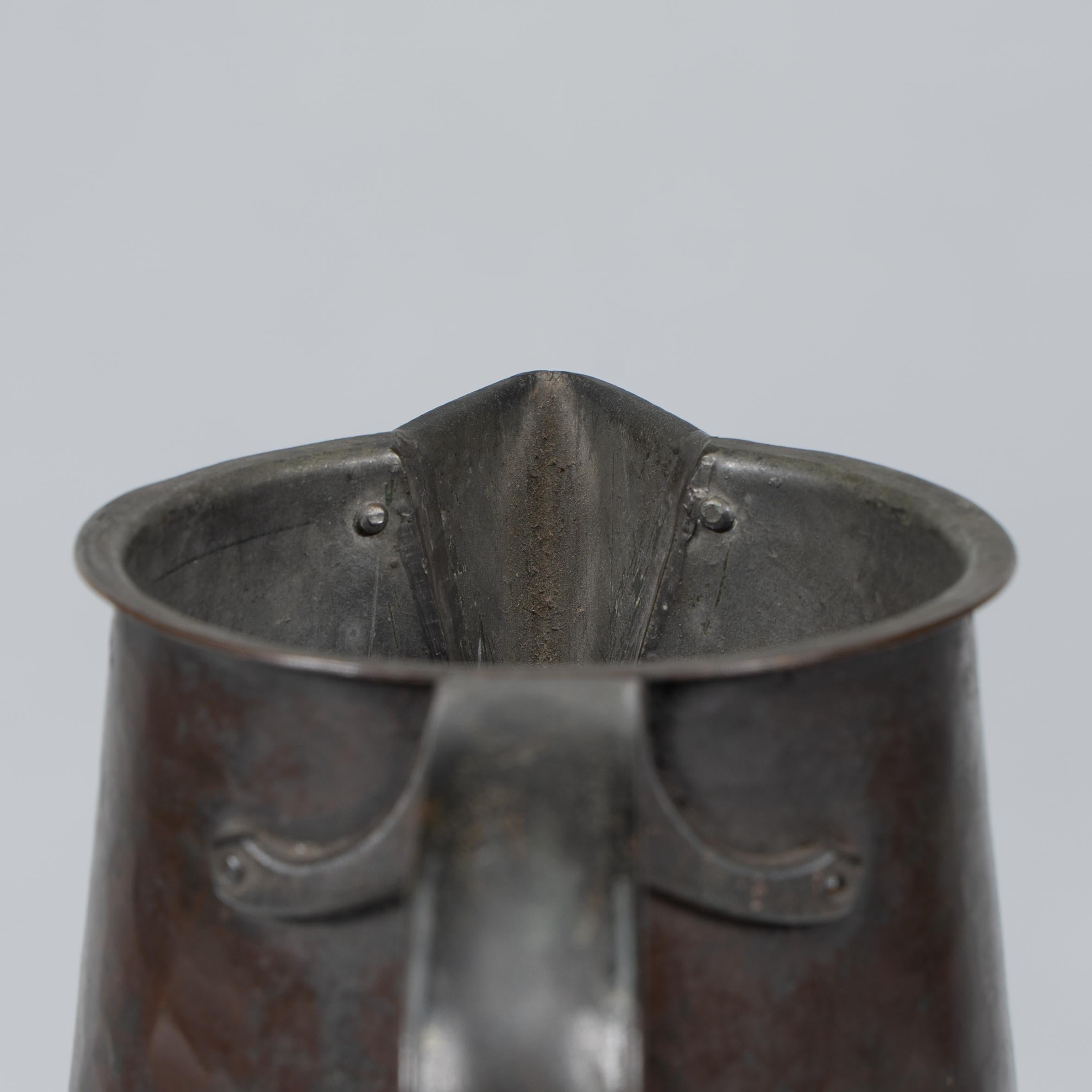 Arthur Dixon für das BGH. Ein handgehämmerter Kupferkrug aus der Zeit des Arts & Crafts im Angebot 4