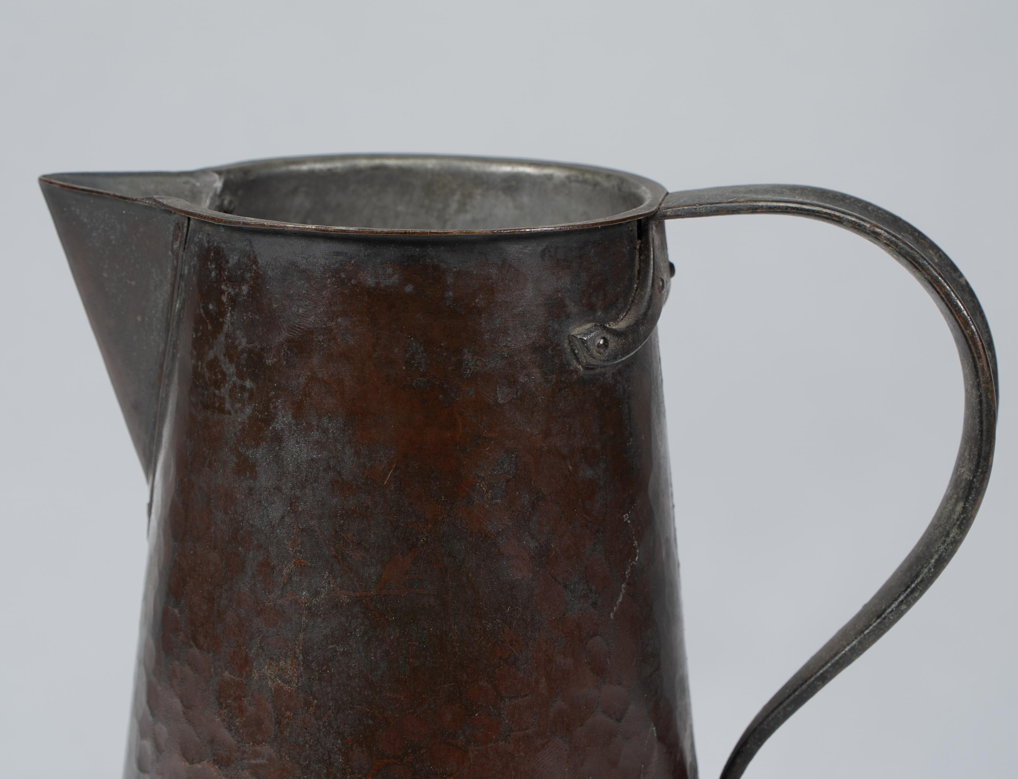 Arthur Dixon für das BGH. Ein handgehämmerter Kupferkrug aus der Zeit des Arts & Crafts im Angebot 5
