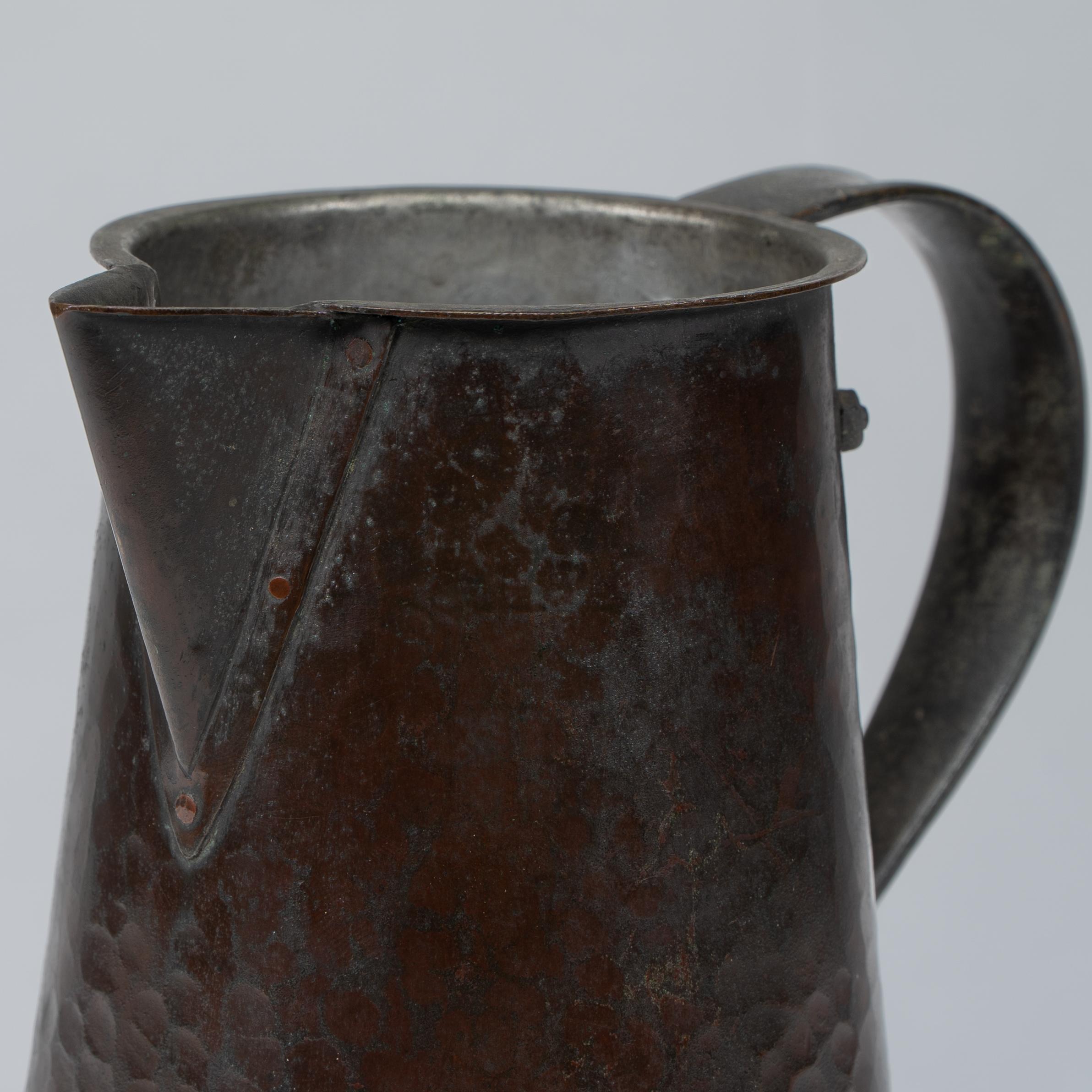 Arthur Dixon für das BGH. Ein handgehämmerter Kupferkrug aus der Zeit des Arts & Crafts im Angebot 6