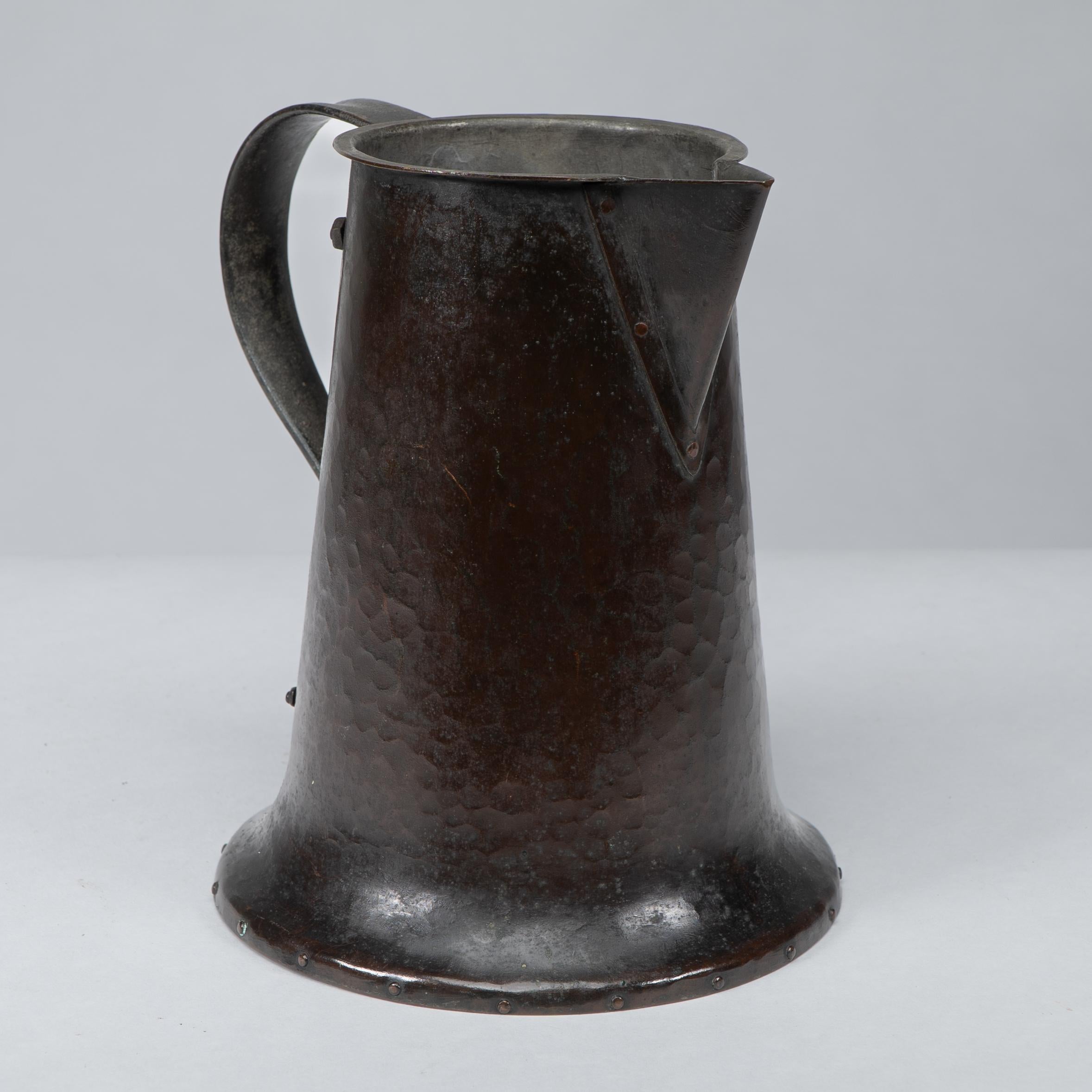 Arthur Dixon für das BGH. Ein handgehämmerter Kupferkrug aus der Zeit des Arts & Crafts (Arts and Crafts) im Angebot