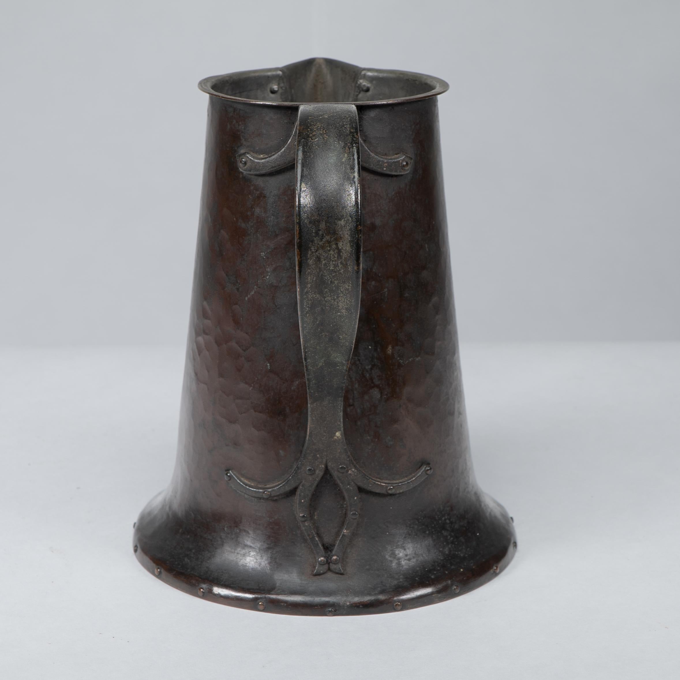 Arthur Dixon für das BGH. Ein handgehämmerter Kupferkrug aus der Zeit des Arts & Crafts im Zustand „Gut“ im Angebot in London, GB