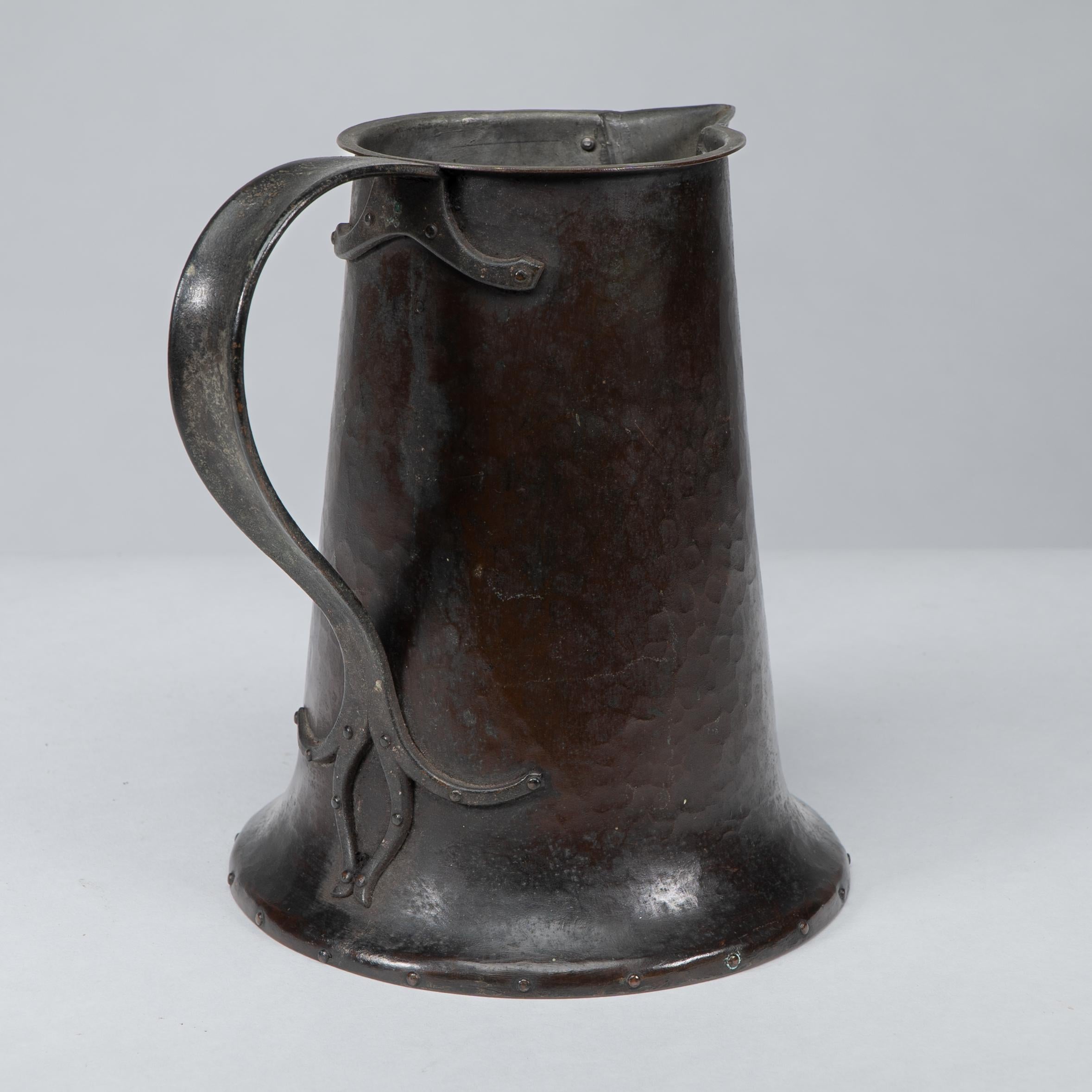 Arthur Dixon für das BGH. Ein handgehämmerter Kupferkrug aus der Zeit des Arts & Crafts (Spätes 19. Jahrhundert) im Angebot