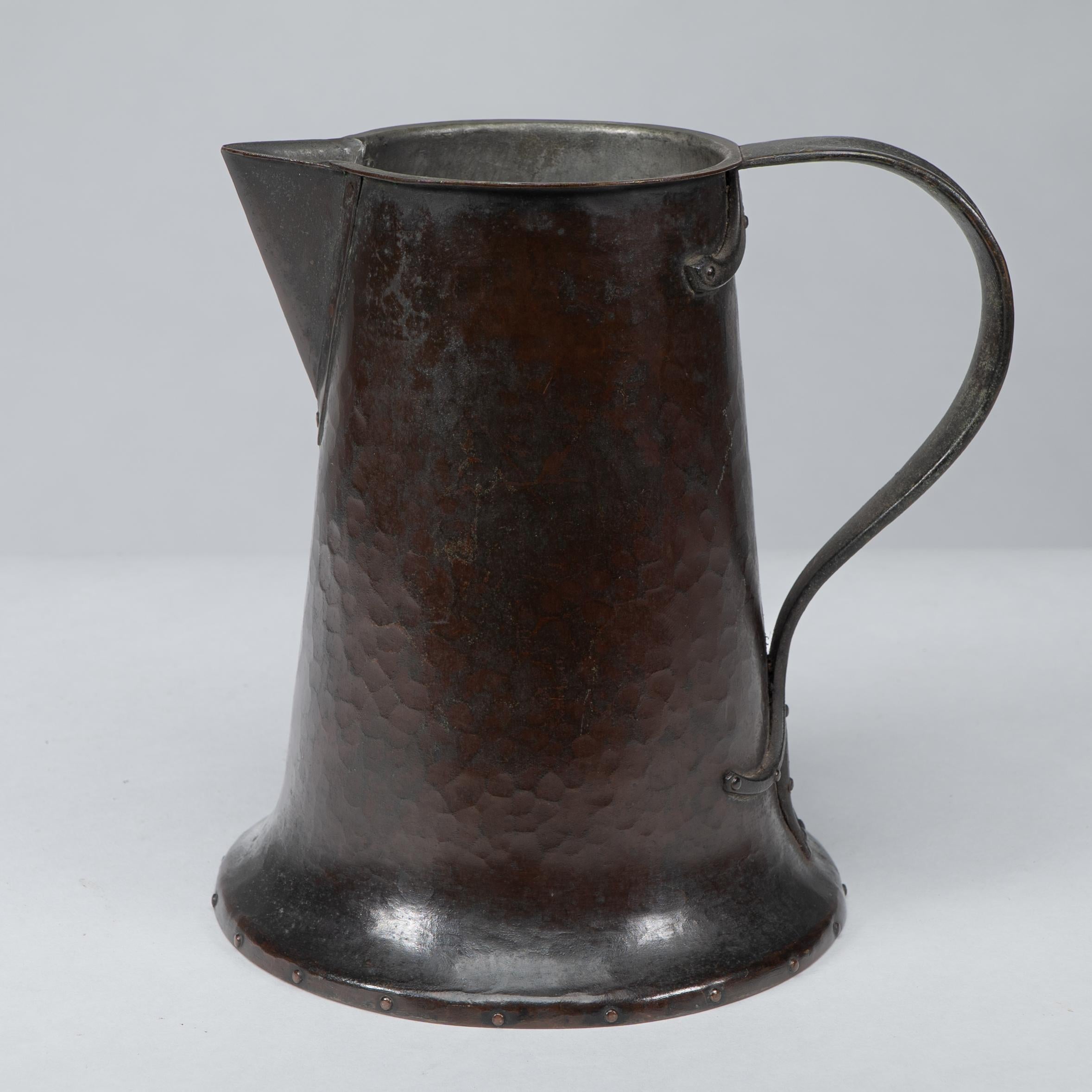 Arthur Dixon für das BGH. Ein handgehämmerter Kupferkrug aus der Zeit des Arts & Crafts im Angebot 1