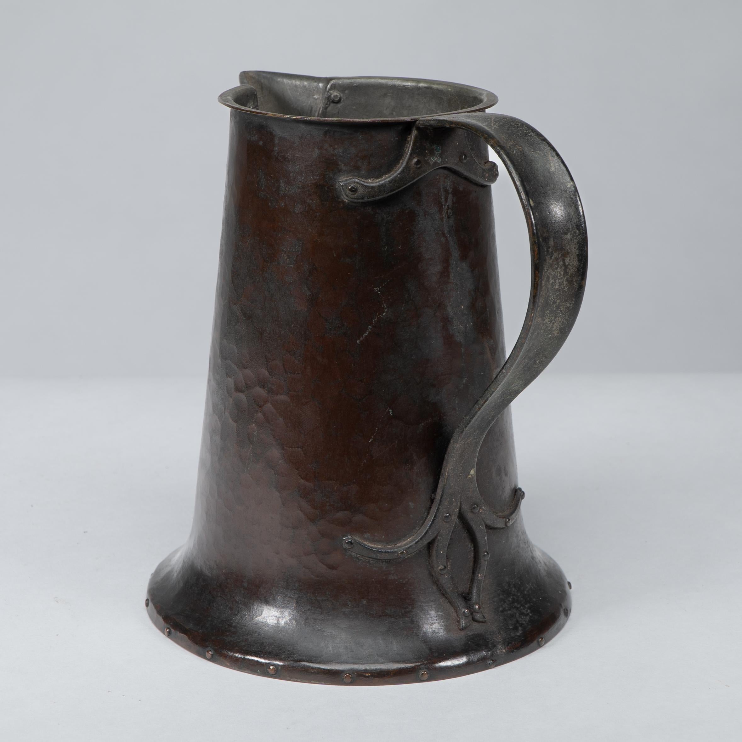 Arthur Dixon für das BGH. Ein handgehämmerter Kupferkrug aus der Zeit des Arts & Crafts im Angebot 2
