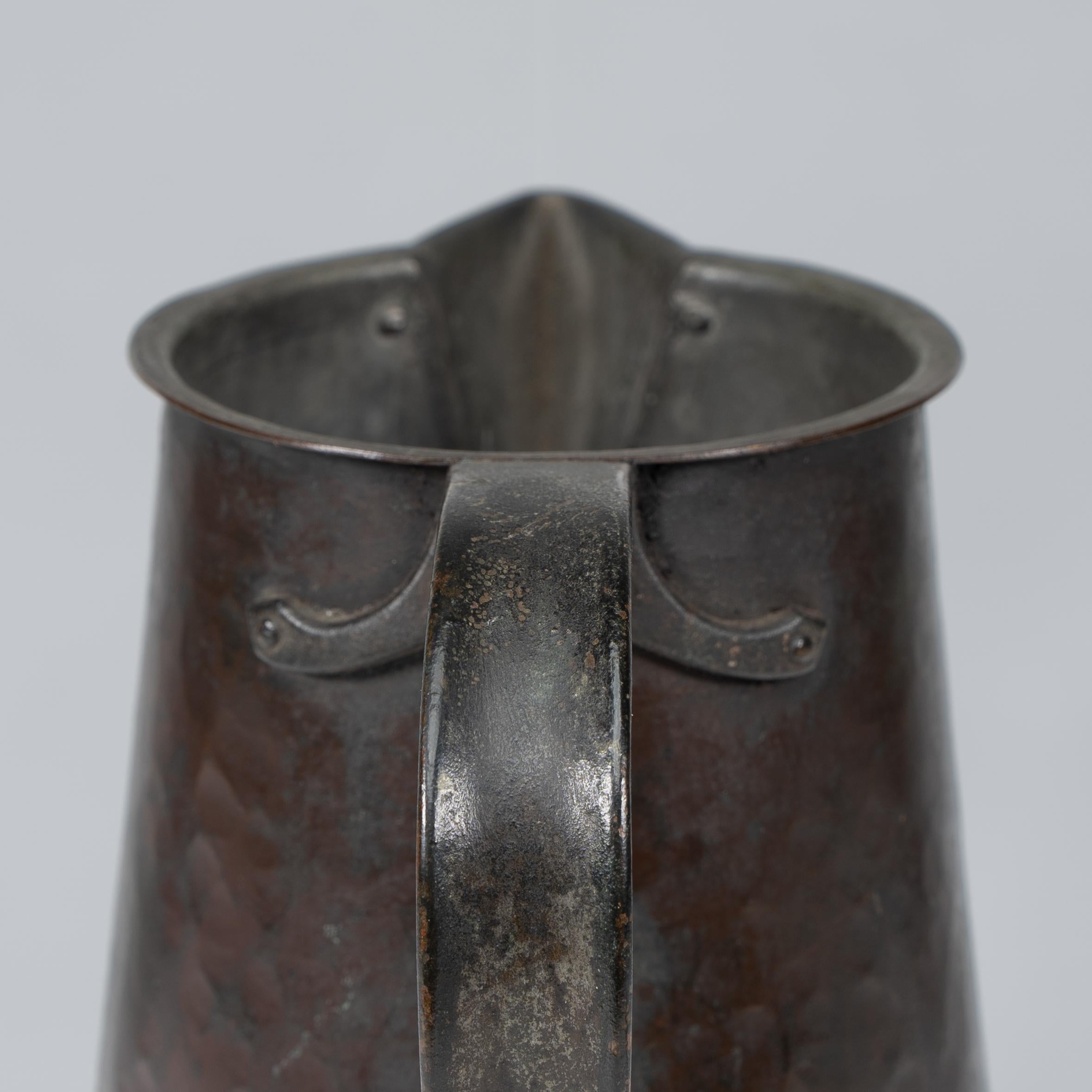 Arthur Dixon für das BGH. Ein handgehämmerter Kupferkrug aus der Zeit des Arts & Crafts im Angebot 3