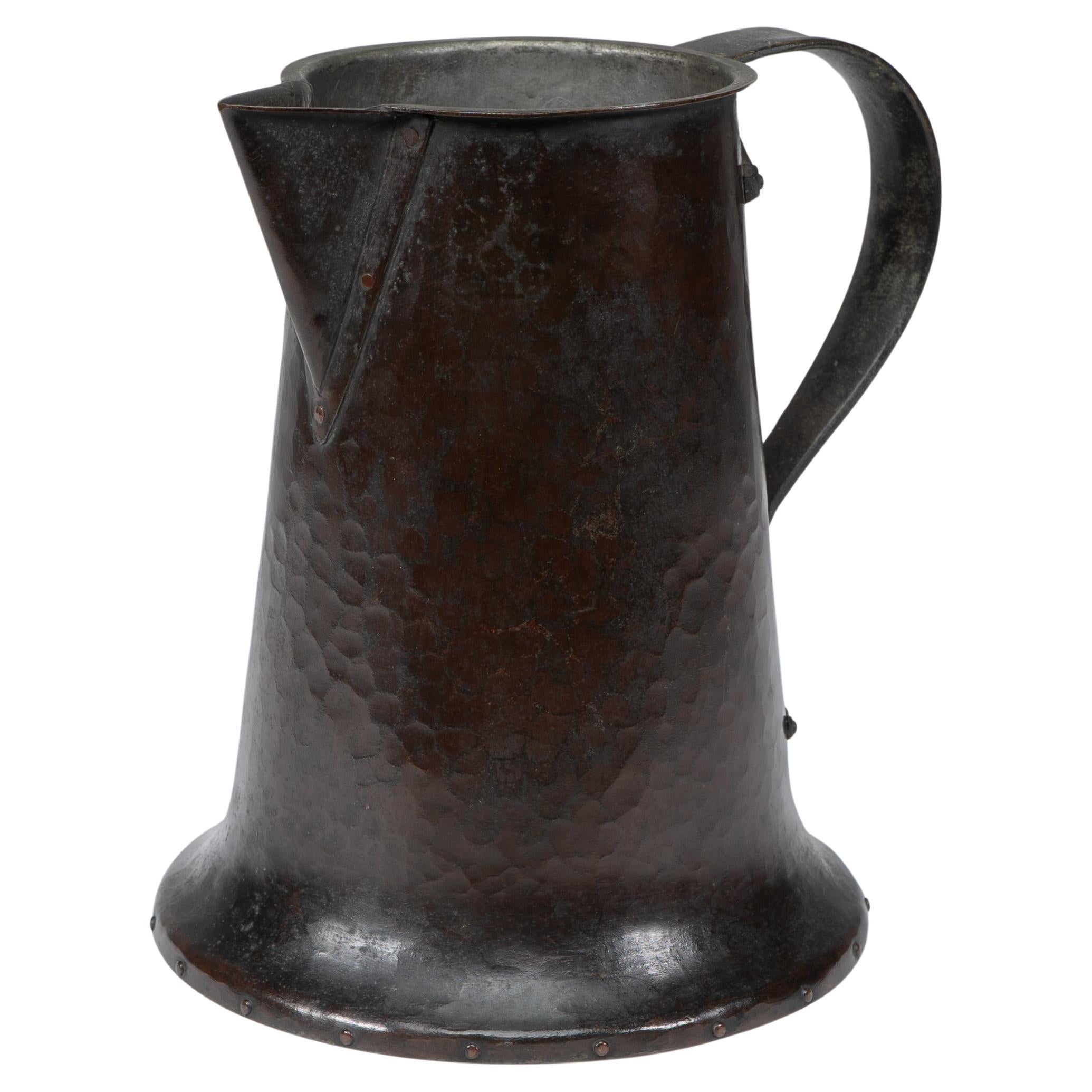 Arthur A. Dixon para el BGH. Una jarra de cobre artesanal martillada a mano