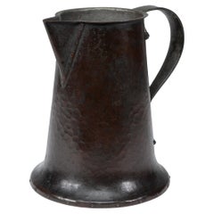 Arthur A. Dixon para el BGH. Una jarra de cobre artesanal martillada a mano