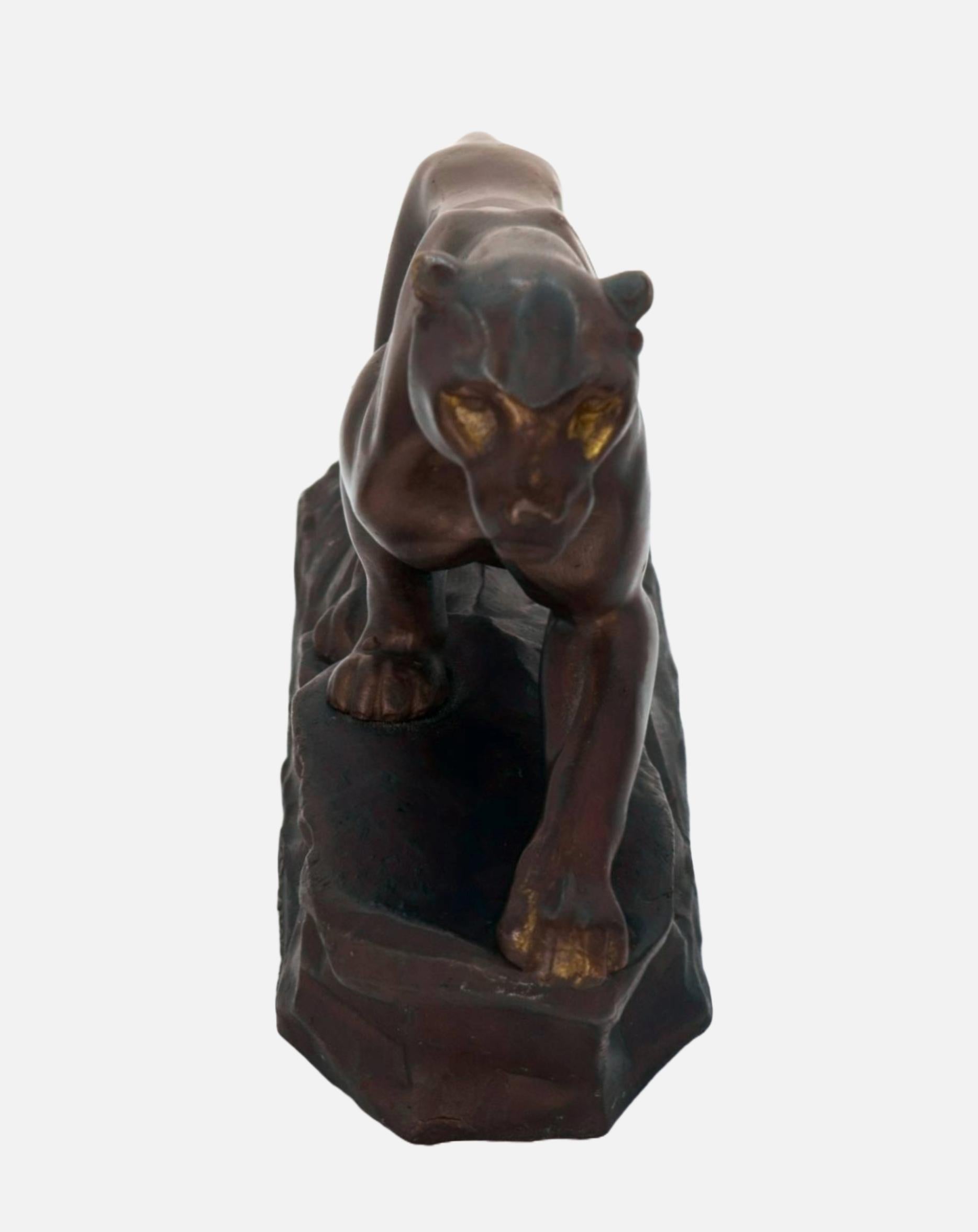 Arthur Dupagne (1895 Liège - 1961 Woluwe-Saint-Pierre), Panthère en train de monter, c. 1938. Bronze patiné en pleine fonte sur une base en terrain creusé, signé dans la fonte 