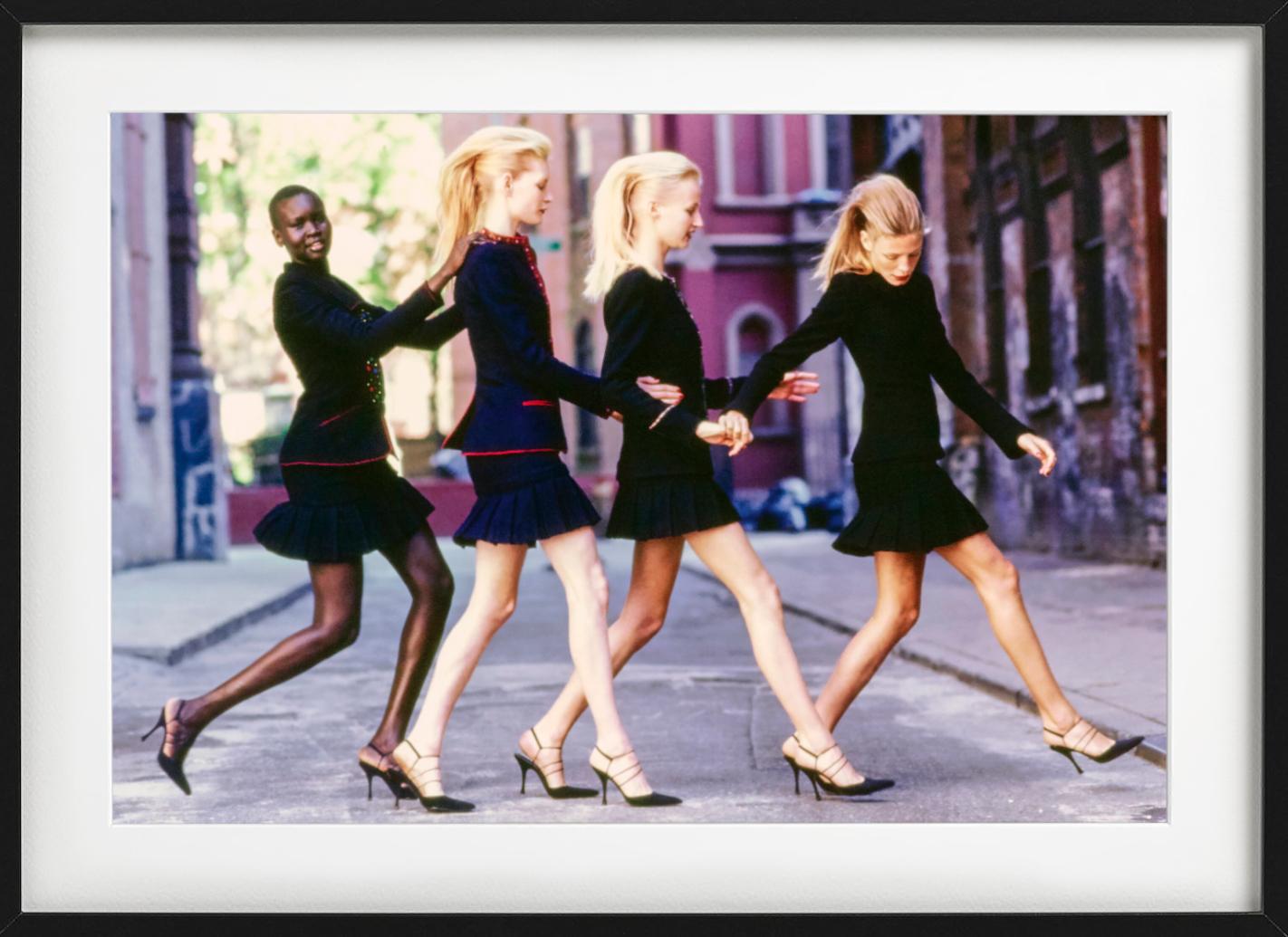 Alek Wek für Vogue – vier Models in schwarzen Powersuits, Kunstfotografie, 1997 – Photograph von Arthur Elgort