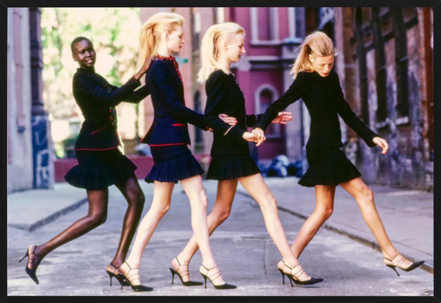 Alek Wek für Vogue – vier Models in schwarzen Powersuits, Kunstfotografie, 1997 (Zeitgenössisch), Photograph, von Arthur Elgort
