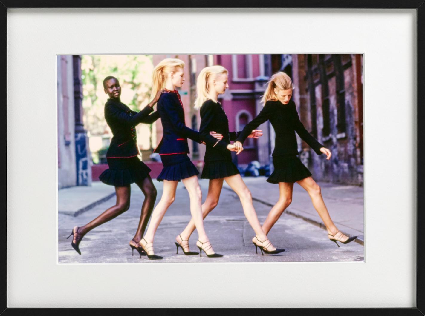 Alek Wek per Vogue - quattro modelle in tuta nera, fotografia fine art, 1997 - Color Photograph Nero di Arthur Elgort