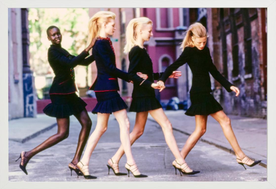 Alek Wek für Vogue – vier Models in schwarzen Powersuits, Kunstfotografie, 1997 im Angebot 3