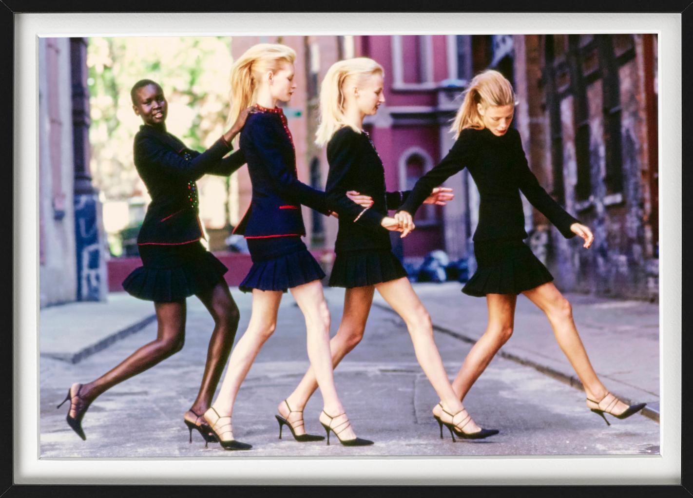 Alek Wek per Vogue - quattro modelle in tuta nera, fotografia fine art, 1997 in vendita 4