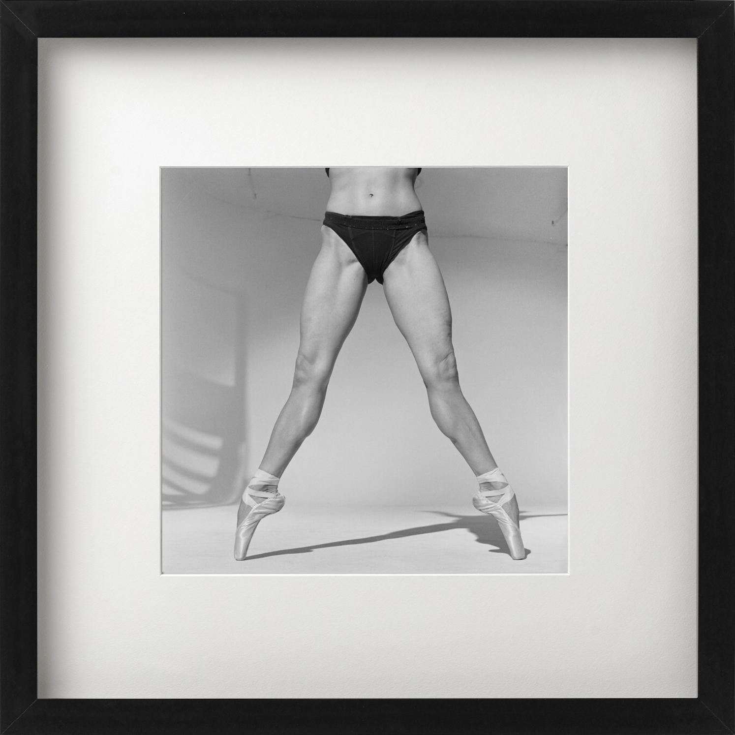 Ballet Legs, Wilhelmina Frankfurt, NYC - Fotografia artistica, 2001 - Photograph Contemporaneo di Arthur Elgort