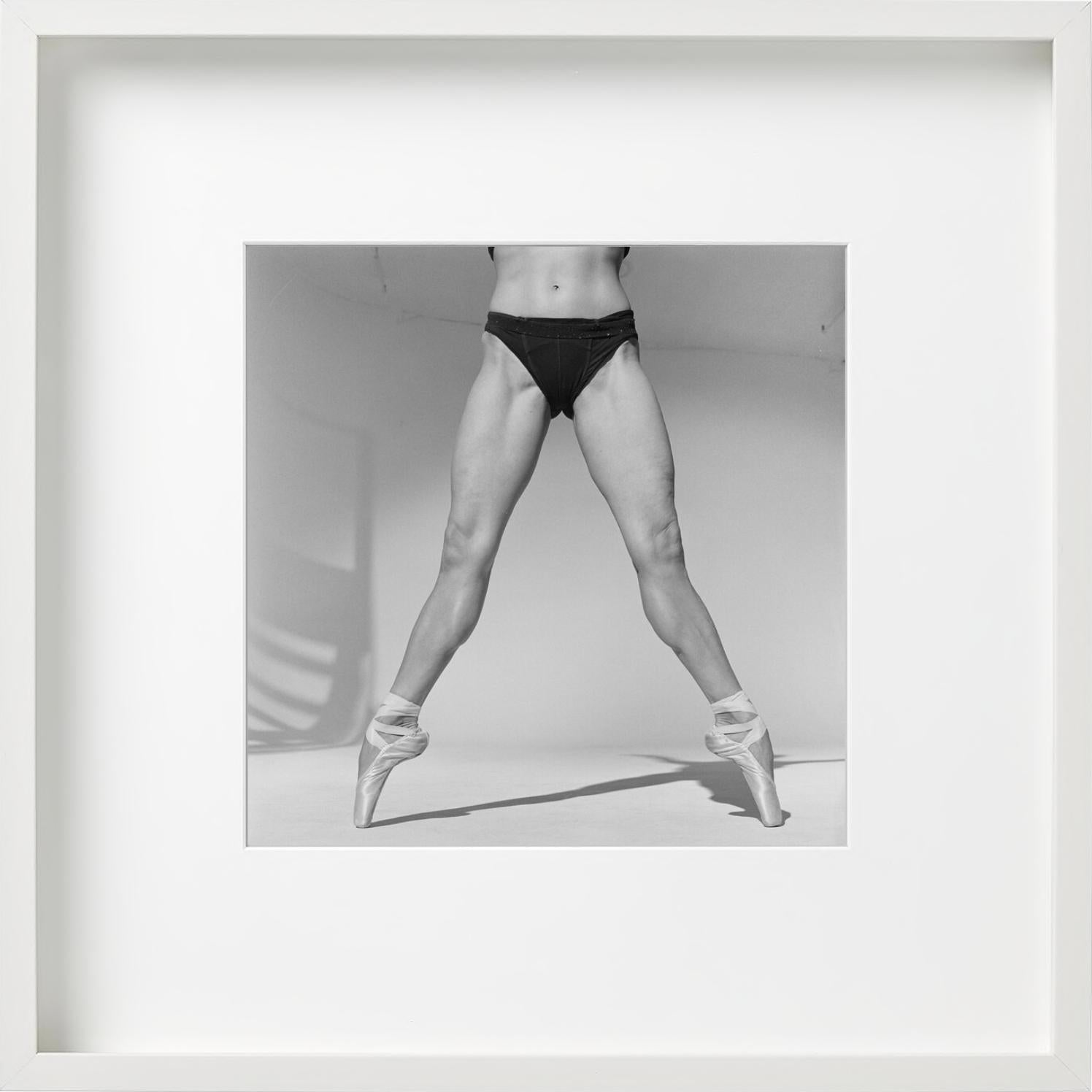 Ballet Legs, Wilhelmina Frankfurt, NYC - Fotografia artistica, 2001 in vendita 3