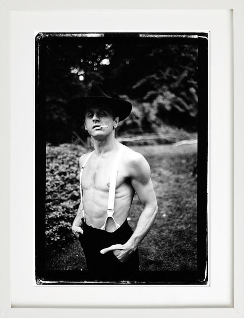 Baryshnikov interpreta Belmondo - Portait in Suspenders, Fotografia Fine Art, 1986 - Photograph di Arthur Elgort