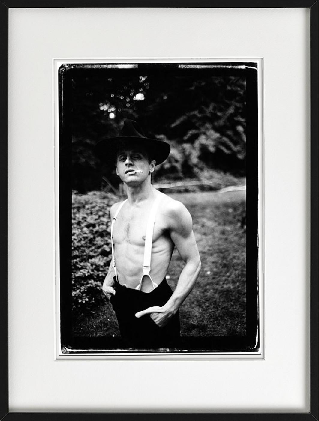Baryshnikov interpreta Belmondo - Portait in Suspenders, Fotografia Fine Art, 1986 - Photograph Contemporaneo di Arthur Elgort