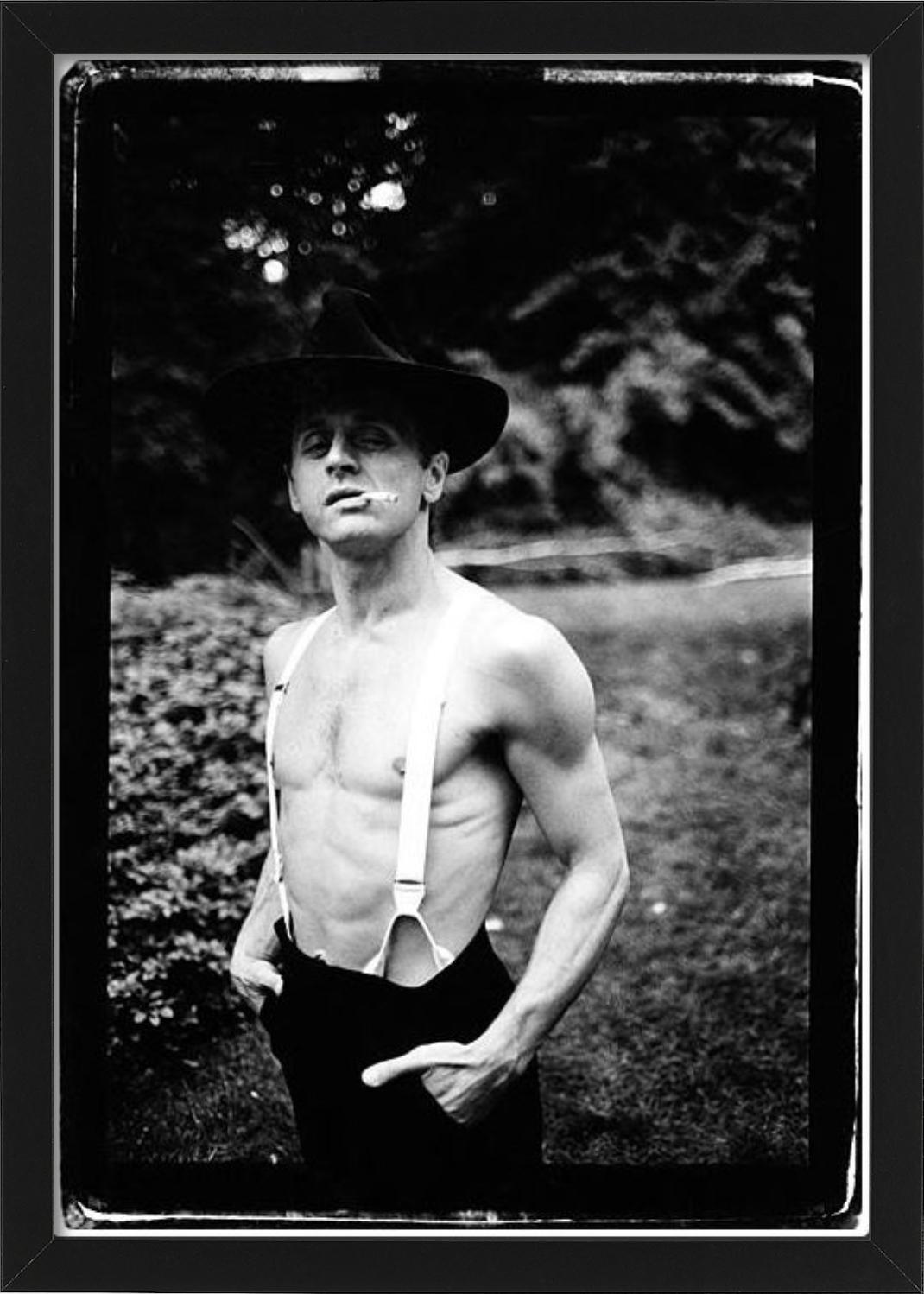 Baryshnikov interpreta Belmondo - Portait in Suspenders, Fotografia Fine Art, 1986 - Portrait Photograph Grigio di Arthur Elgort