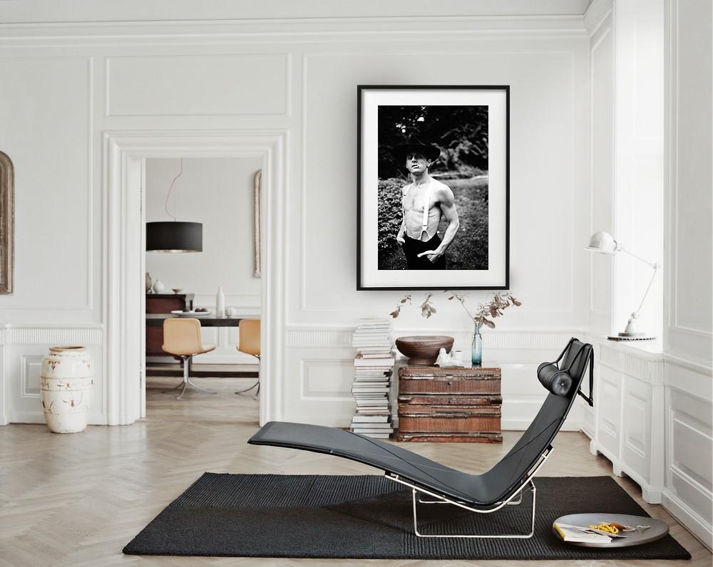Ritratto in bianco e nero del ballerino Mikhail Baryshnikov con cappello, sigaretta e bretelle per il suo ruolo di Belmondo, fotografato da Arthur Elgort nel 1984.

Tutte le stampe sono in edizione limitata. Disponibile in più misure. Cornici di