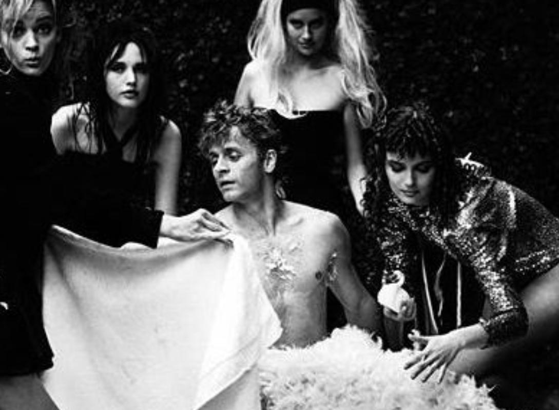 Mikhail Baryshnikov - Swan Prince : Bath in Feathers, photographie d'art, 1986 - Noir Black and White Photograph par Arthur Elgort
