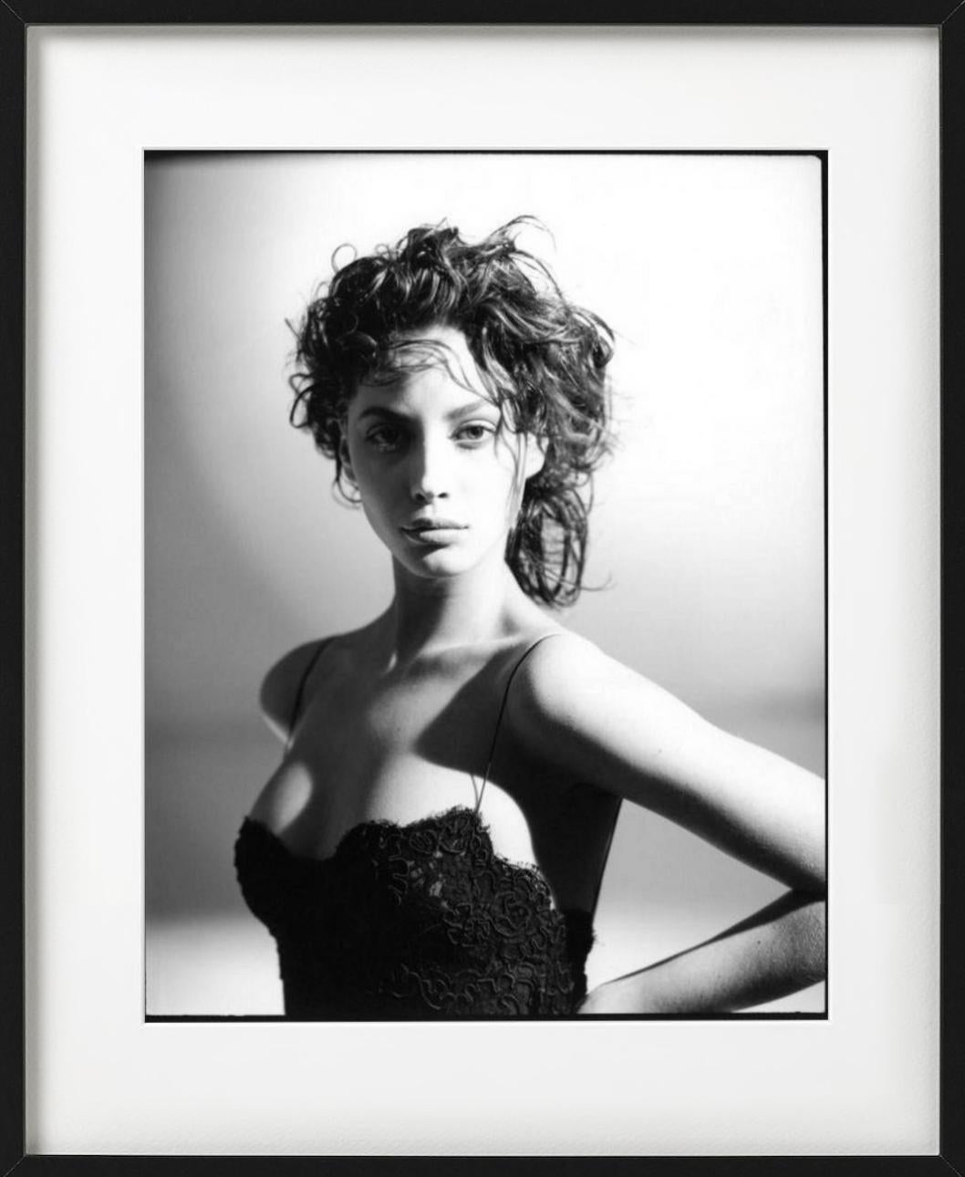 Christy Turlington - portrait b&w en dentelle noire, photographie d'art, 1987 en vente 5