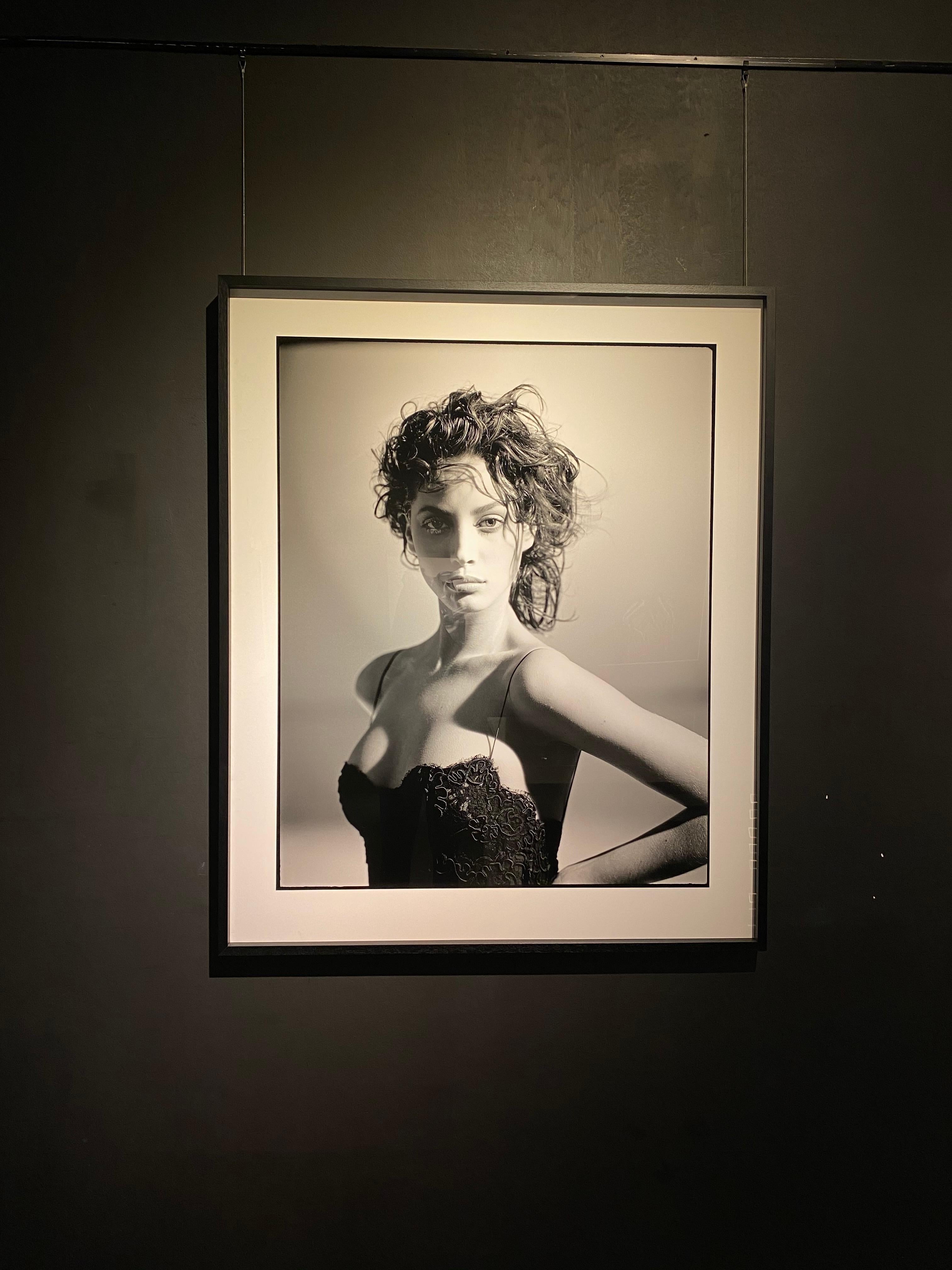 Christy Turlington - portrait b&w en dentelle noire, photographie d'art, 1987 - Contemporain Photograph par Arthur Elgort