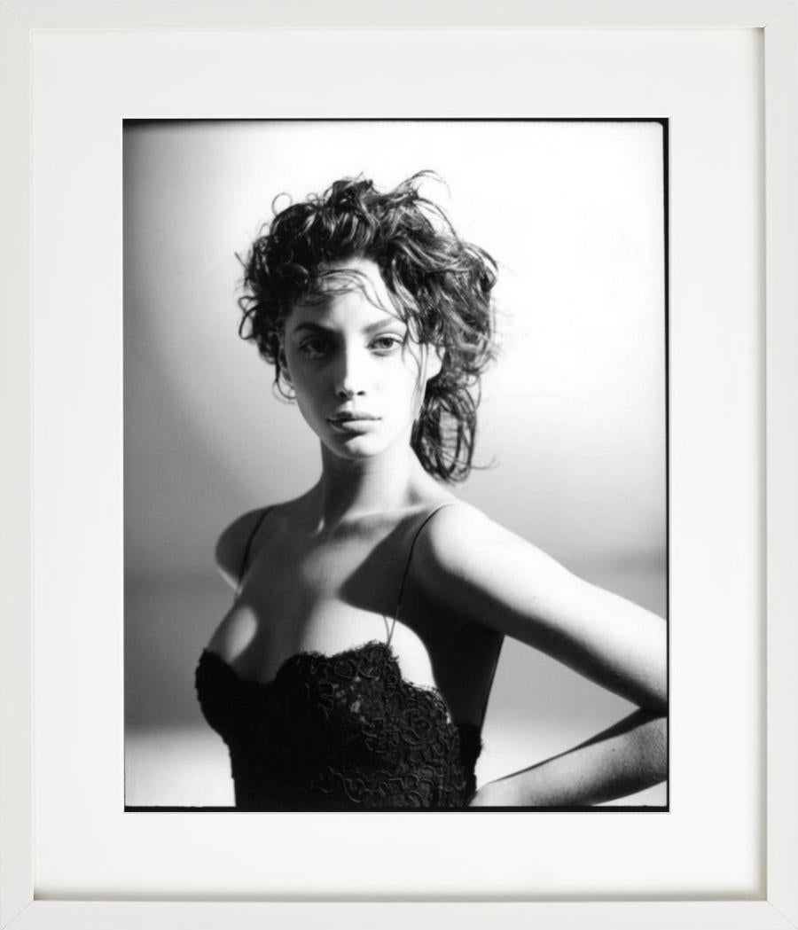 Christy Turlington - portrait b&w en dentelle noire, photographie d'art, 1987 en vente 3