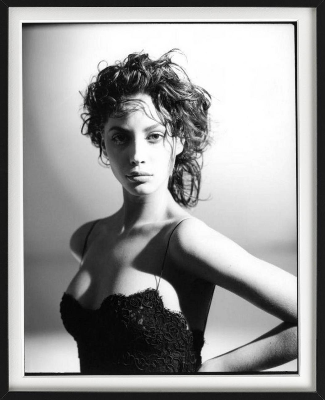 Christy Turlington - portrait b&w en dentelle noire, photographie d'art, 1987 en vente 4