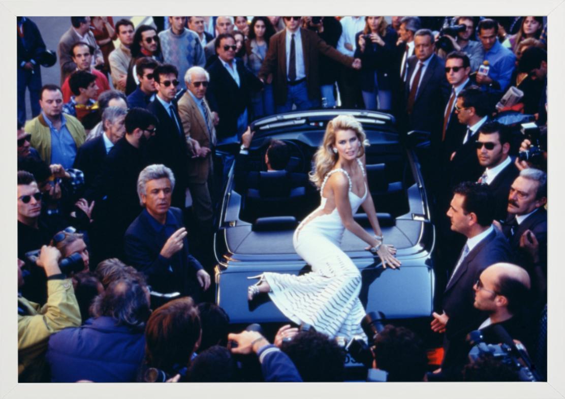 Claudia Schiffer per Valentino, Roma - Fotografia d'autore, 1997 - Color Photograph Nero di Arthur Elgort