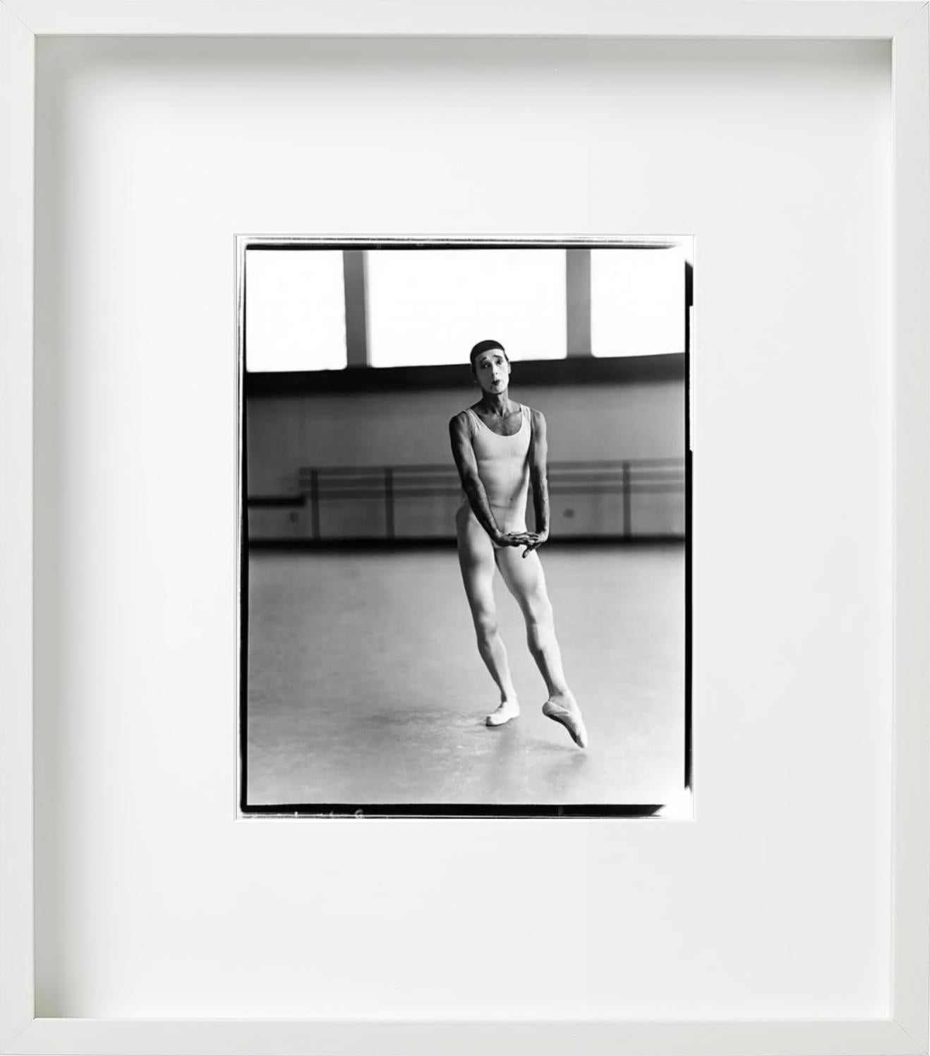 Deni Lamont, New York City Ballett - Tänzerin im Make-up, Kunstfotografie, 1979 (Zeitgenössisch), Photograph, von Arthur Elgort