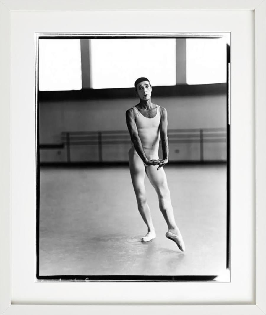 Schwarz-Weiß-Ganzkörperporträt der Balletttänzerin Deni Laumaunt vom New York City Ballet, fotografiert von Arthur Elgort im Jahr 1979.

Alle Drucke sind in limitierter Auflage erhältlich. Erhältlich in mehreren Größen. Hochwertige Einrahmung auf