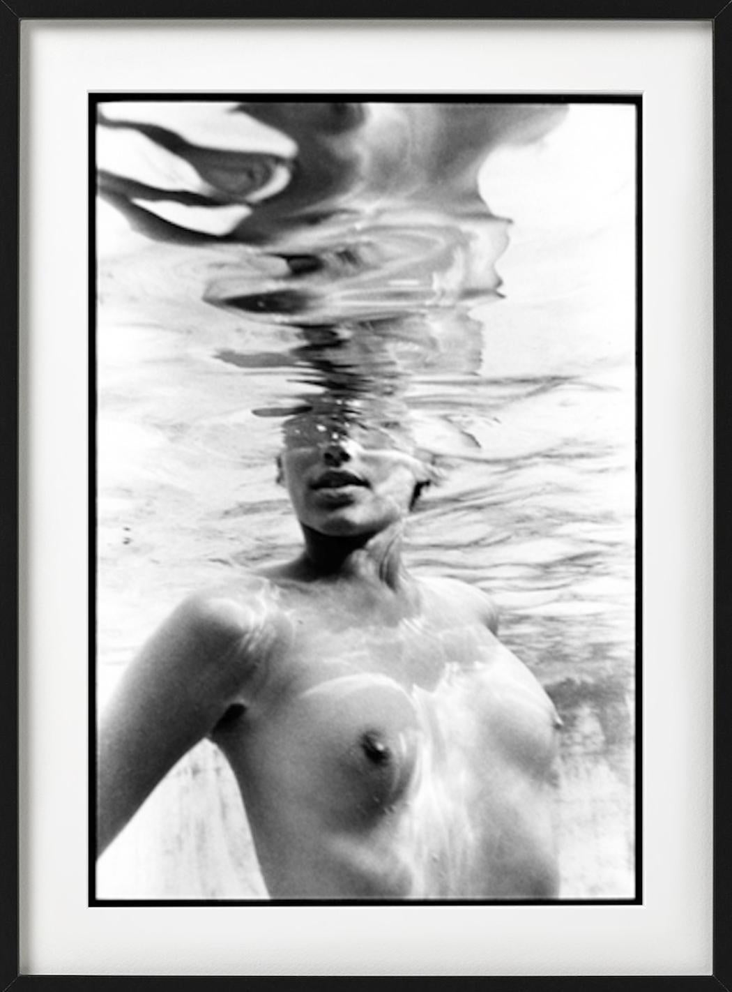 Emma Underwater - Nude Model Underwater black-and-white photography - Photograph by Arthur Elgort