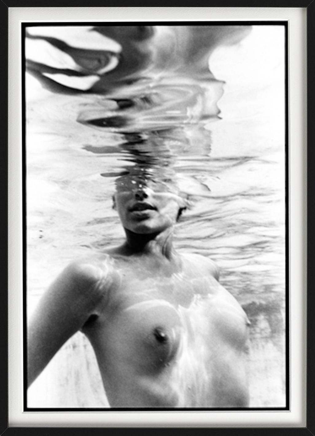 Emma Underwater - Nude Model Underwater black-and-white photography - Contemporary Photograph by Arthur Elgort