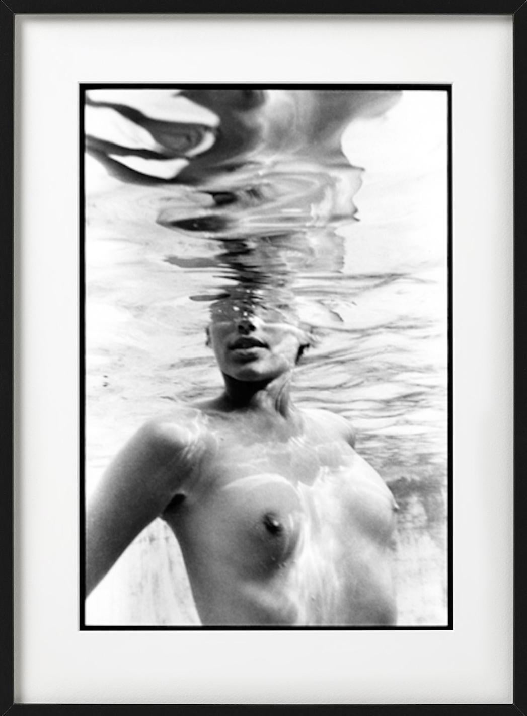 Emma Underwater - Nude Model Underwater black-and-white photography For Sale 4
